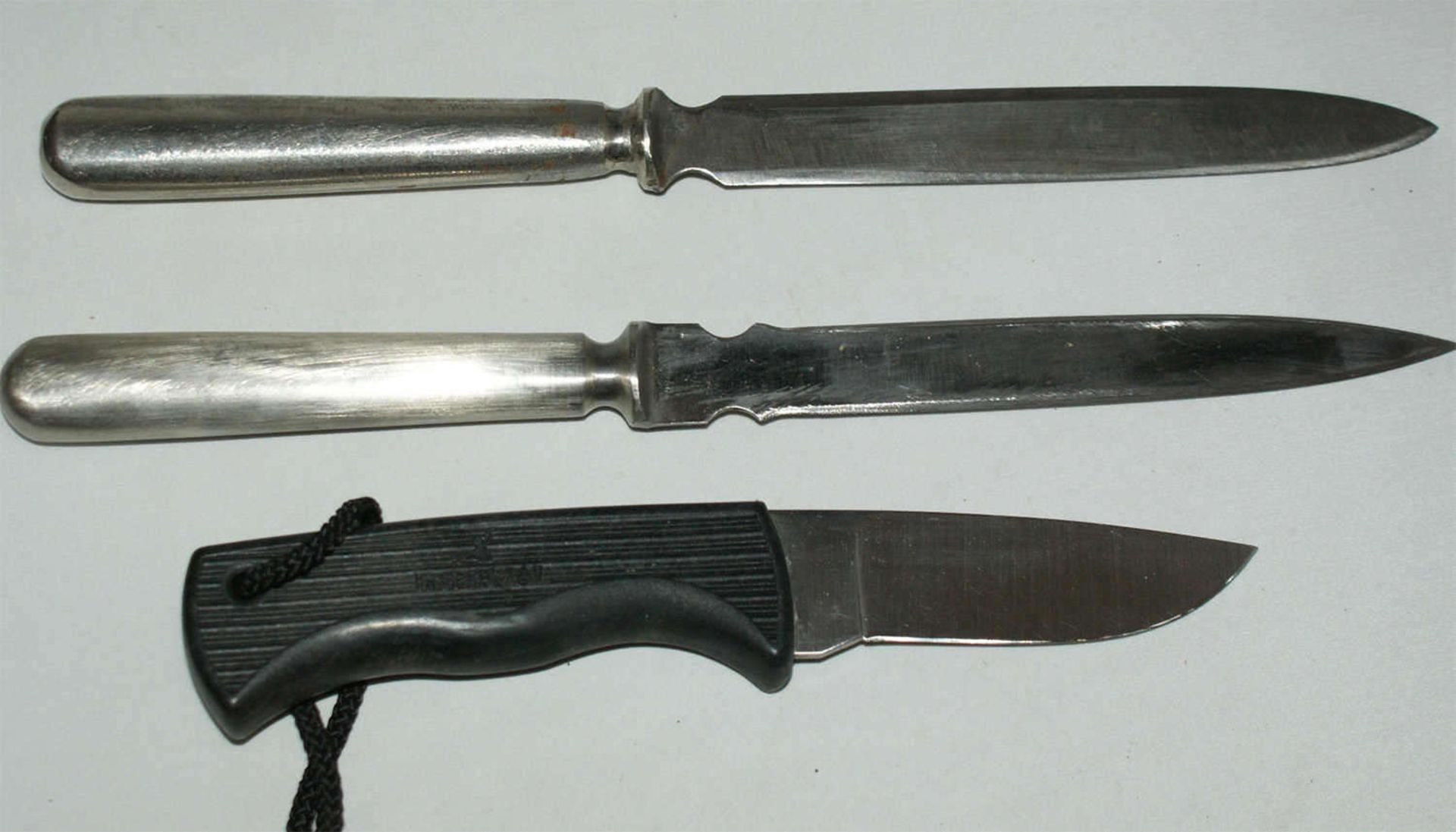 kleines Messerkonvolut bestehend aus 3 Messer, 2x mit Lederscheide. unbekannter HerstellerVerkauf - Image 2 of 2