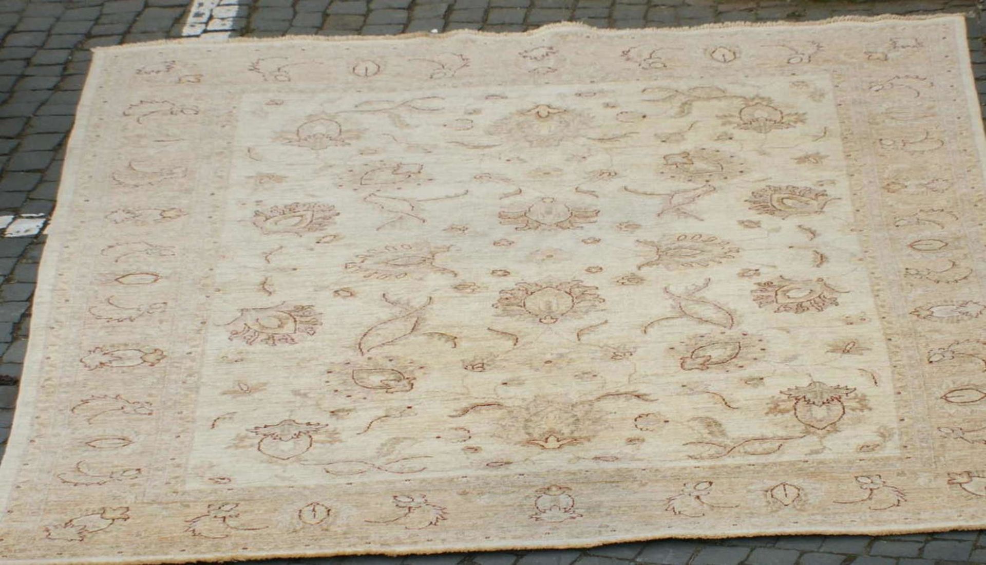 Großer Teppich in beige Tönen gehalten. Blumenmuster. Länge ca. 2,80m, Breite ca. 2,08m. mit
