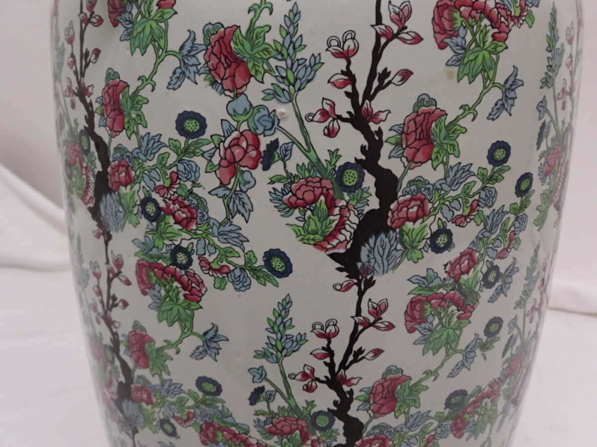 Große Keramikvase, reichlich bemalt mit Zweigen und Blüten. Am Boden gemarkt. Höhe ca. 54 cm. - Bild 3 aus 4