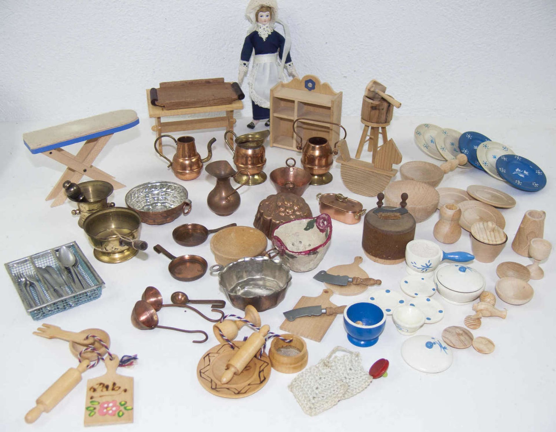 Konvolut Puppen - Küchen - Zubehör. Verschiedene Materialien (Holz, Kupfer etc.). Dazu eine