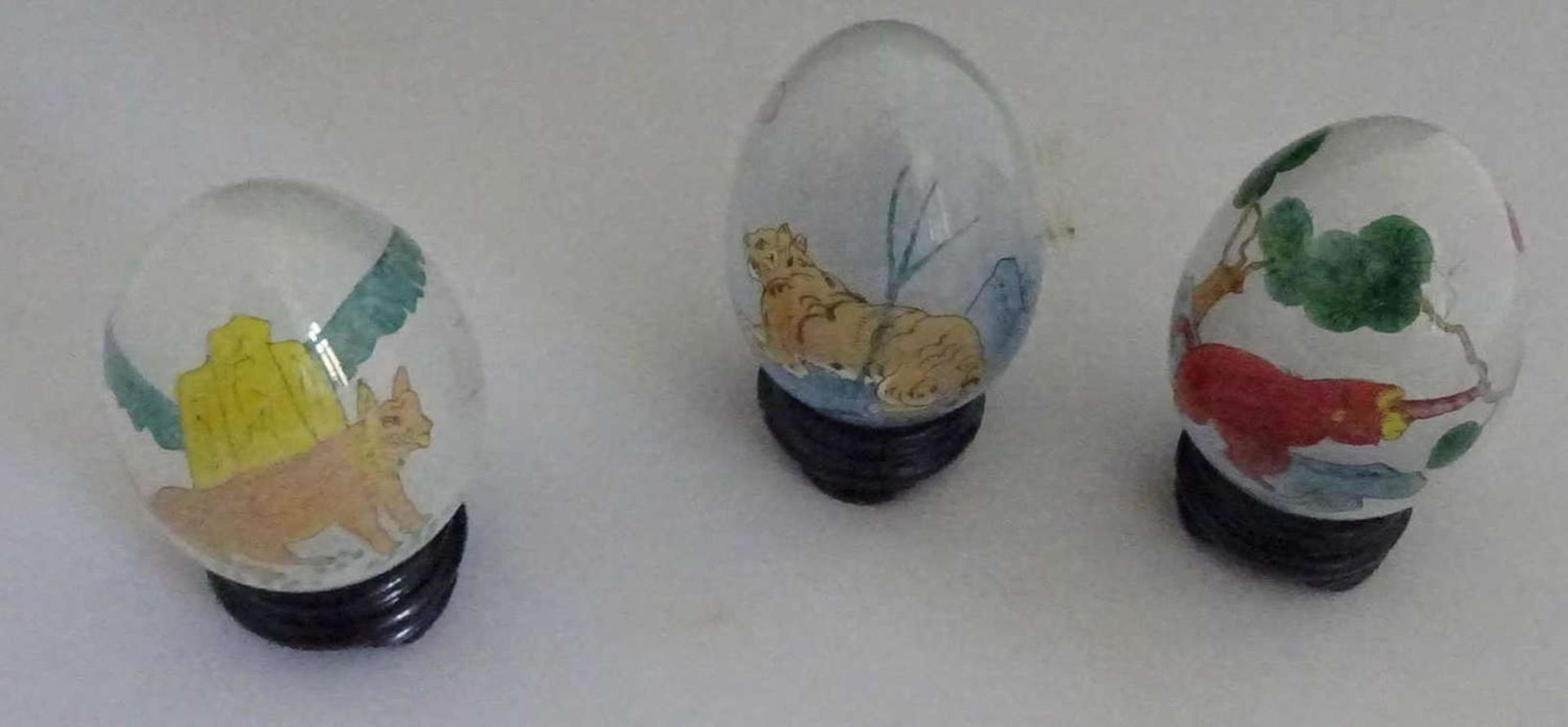 3 Glas Deko-Eier, Hinterglasmalerei. Verschiedene Motive. 3 glass decorative eggs, reverse glass