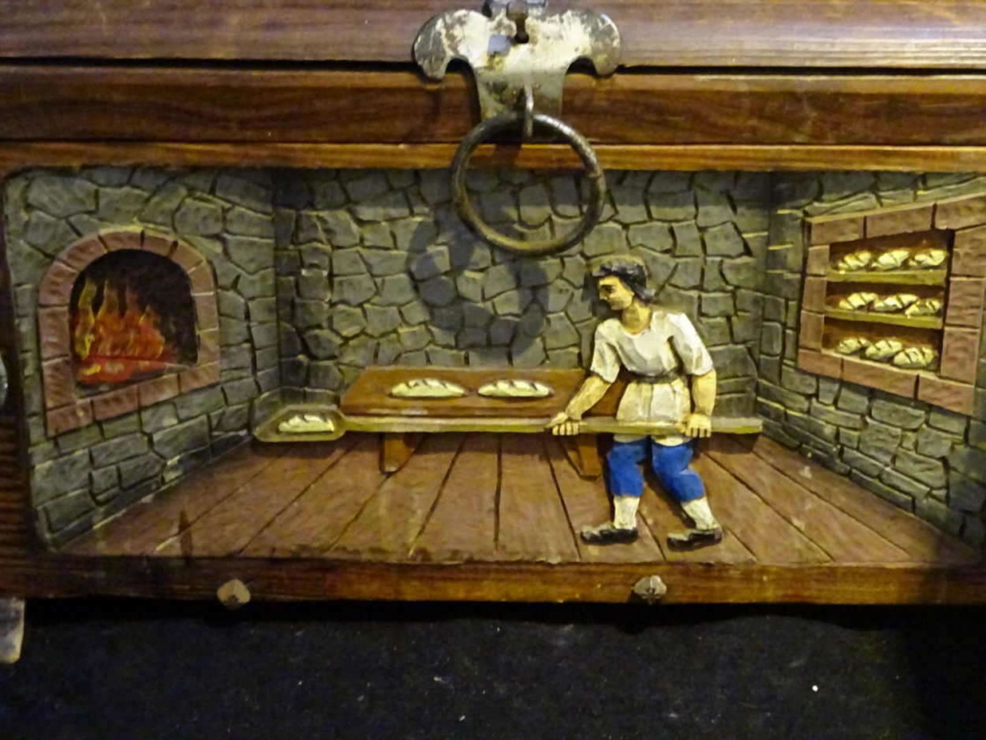 Kleine Holztruhe mit Schnitzerei, hier Motiv "Bäcker". Maße: Höhe ca. 24,5 cm, Breite ca. 23 cm, - Bild 2 aus 3