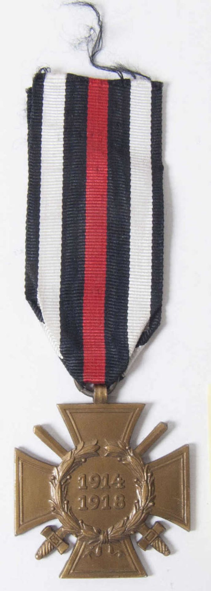 Ehrenkreuz für Frontkämpder des 1. Weltkriegs (sog. Hindenburgkreuz), mit Schwertern, am Band. Cross