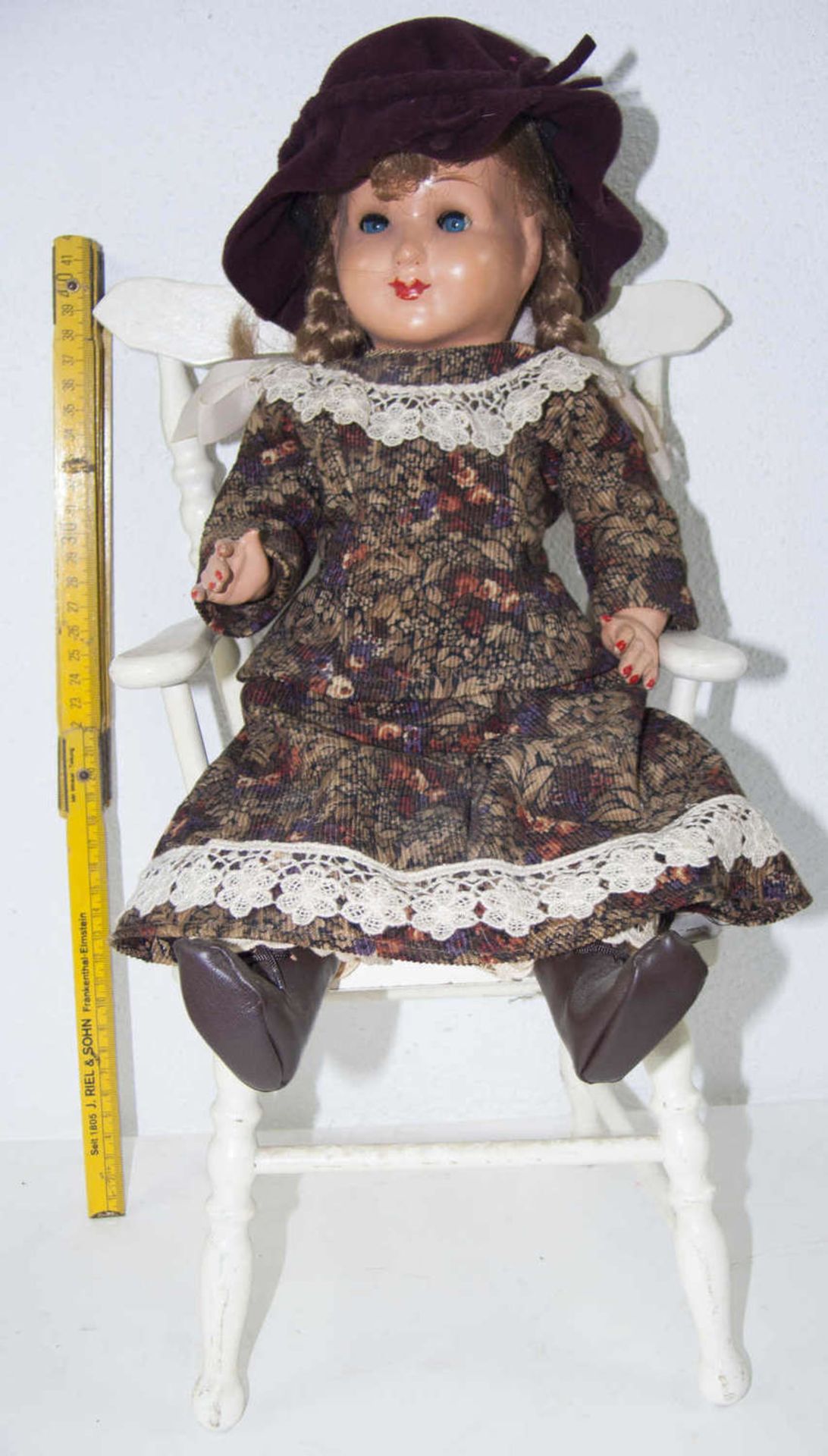 Puppen - Hochstuhl (Holz) mit Puppe (ein Arm defekt). Bitte besichtigen. Dolls - high chair (wood)
