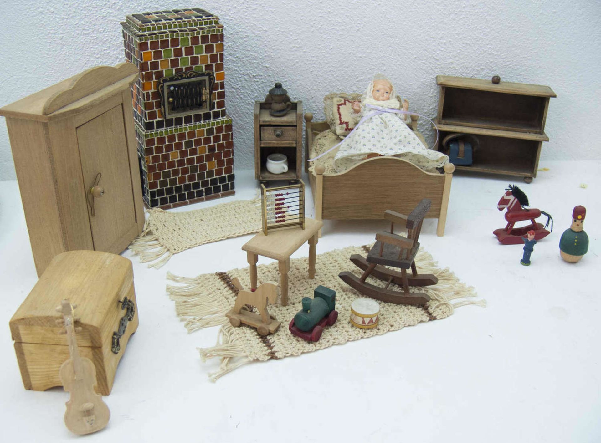 Puppen - Kinderzimmer, Holz, bestehend aus Schrank, Bett, Nachttisch, Truhe, Kamin und vielen