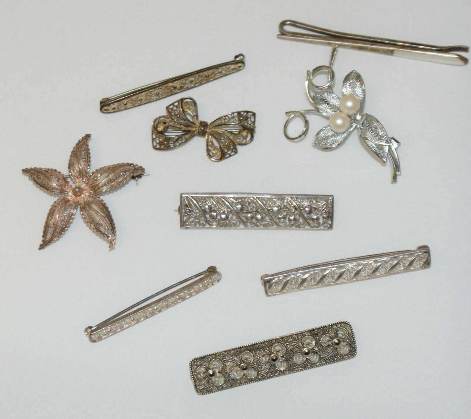Konvolut Silberbroschen, insgesamt 8 Stück, verschiedene Modelle, sowie 1 Krawattennadel. Gewicht