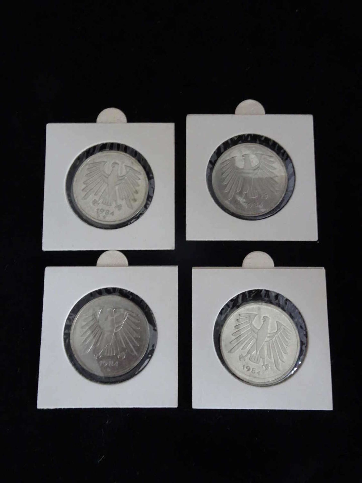 BRD 1984, 4 x 5.- DM - Münzen der Prägestätten D, F, G und J . Jaeger: 415. In Schutzhülle. - Bild 2 aus 2