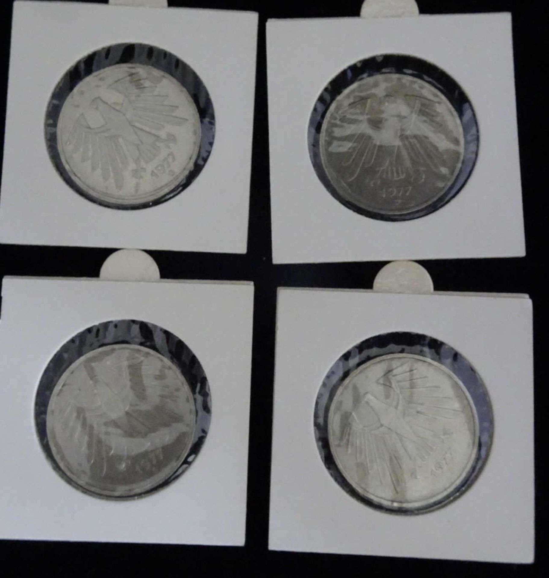BRD 1977, 4 x 5.- DM - Münzen der Prägestätten D, F, G und J . Jaeger: 415. In Schutzhülle. - Bild 2 aus 2