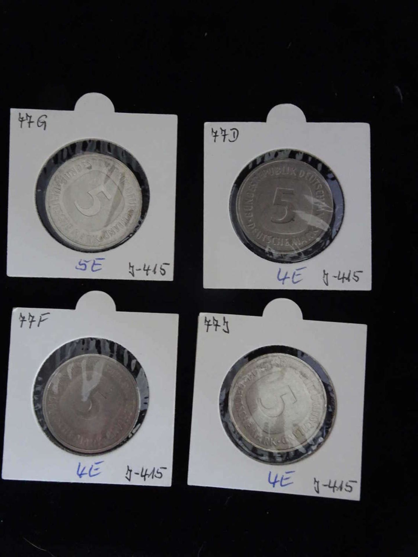 BRD 1977, 4 x 5.- DM - Münzen der Prägestätten D, F, G und J . Jaeger: 415. In Schutzhülle.