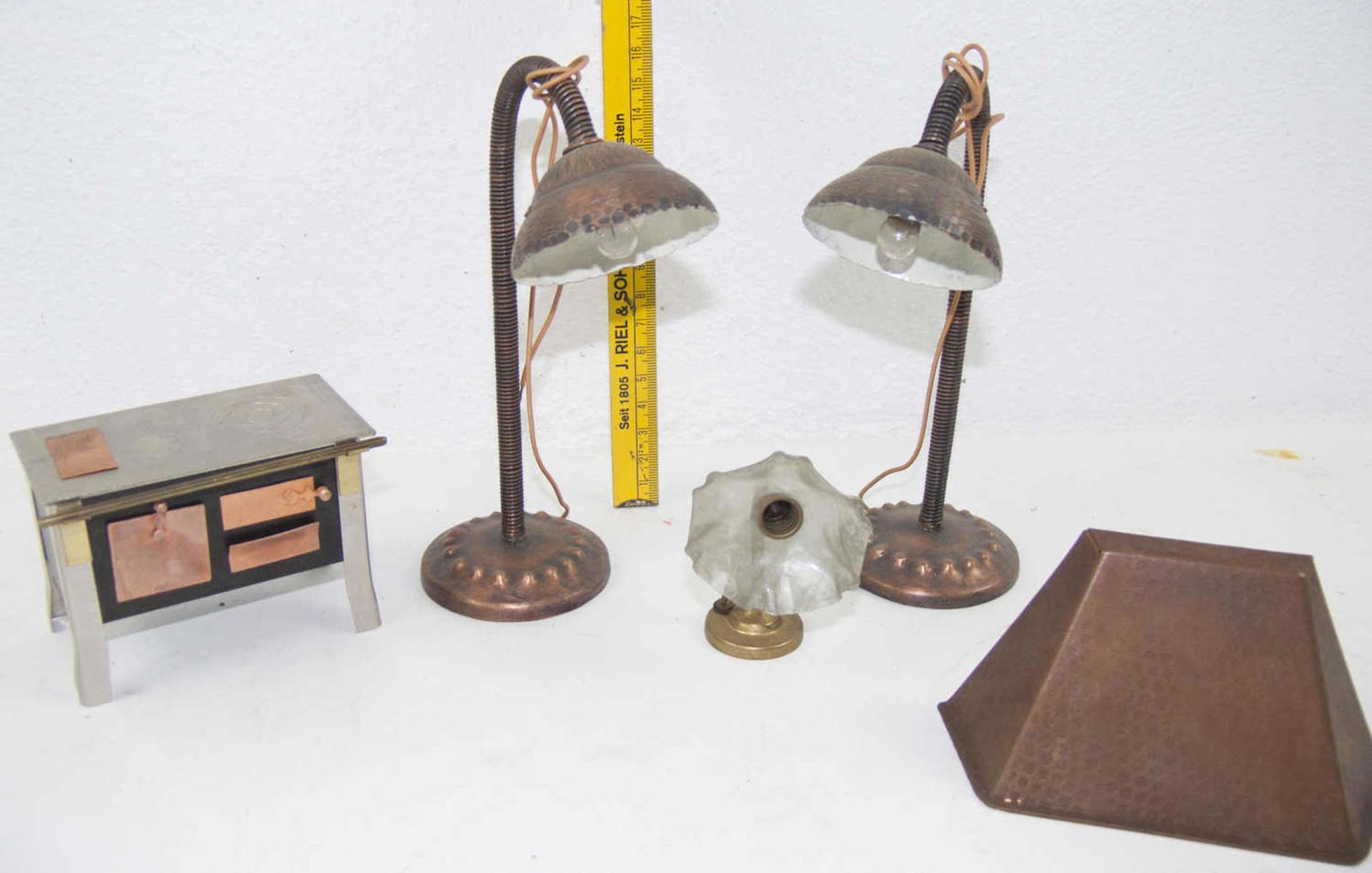 Puppen - Stuben - Accessoires, bestehend aus zwei Stehlampen, elektrifiziert, Kupfer. Einer