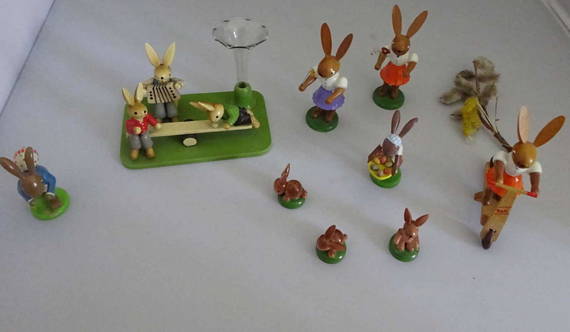 Konvolut Erzgebirge Hasen, insgesamt 8 Figuren, sowie 1 Figurengruppe mit 2 Hasen auf einer Wippe