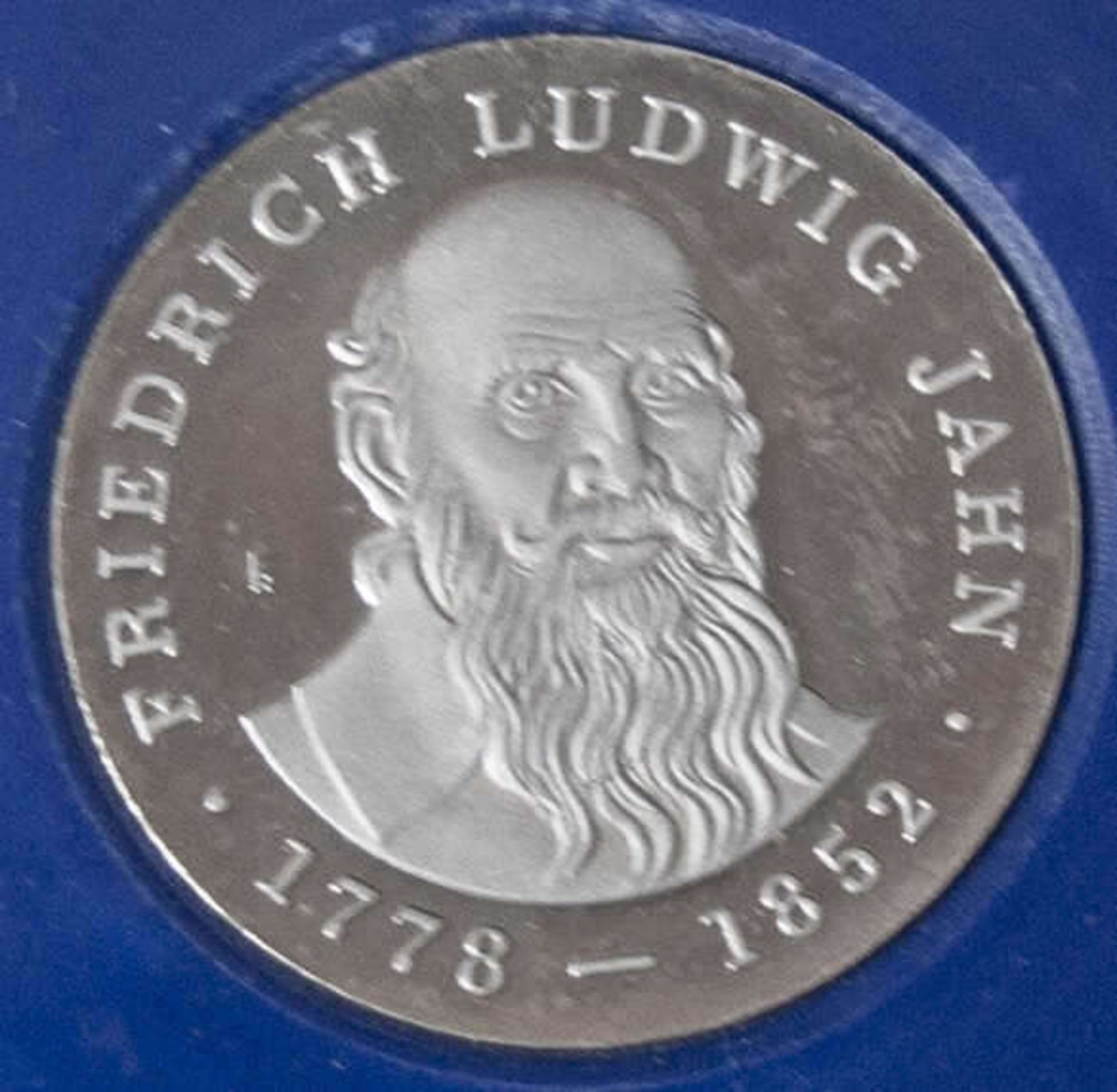 DDR 1977, 5.- Mark - Münze "Friedrich Ludwig Jahn". In Originalbox. Stgl. GDR 1977, 5.- Mark - - Bild 2 aus 2