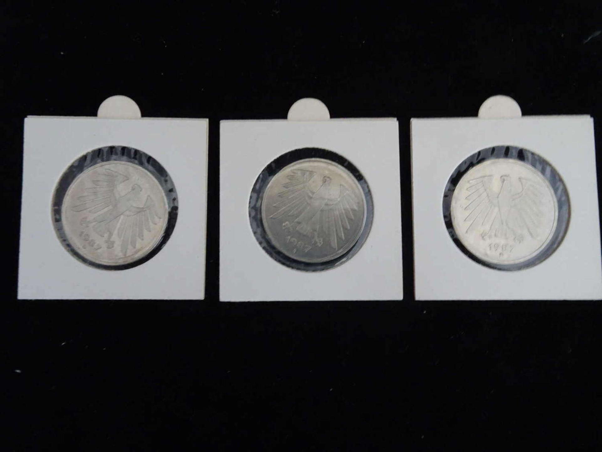 BRD 1987, 3 x 5.- DM - Münzen der Prägestätten D, F und J . Jaeger: 415. In Schutzhülle. - Image 2 of 2