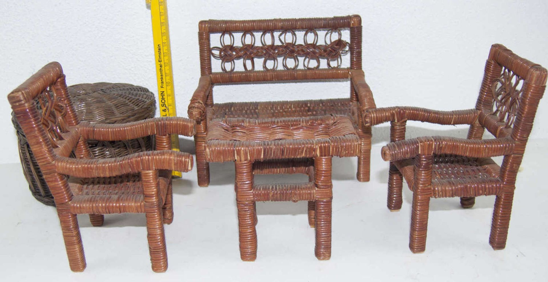 Konvolut Puppen - Korb - Möbel. Holz. Bitte besichtigen. Convolute dolls - basket - furniture. Wood. - Bild 2 aus 2