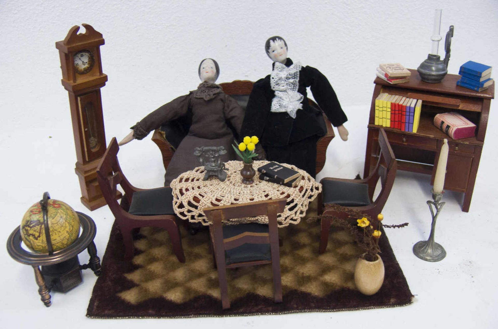 Puppen - Lesezimmer mit zwei Porzellan - Kopf - Puppen. Dolls reading room with two porcelain head