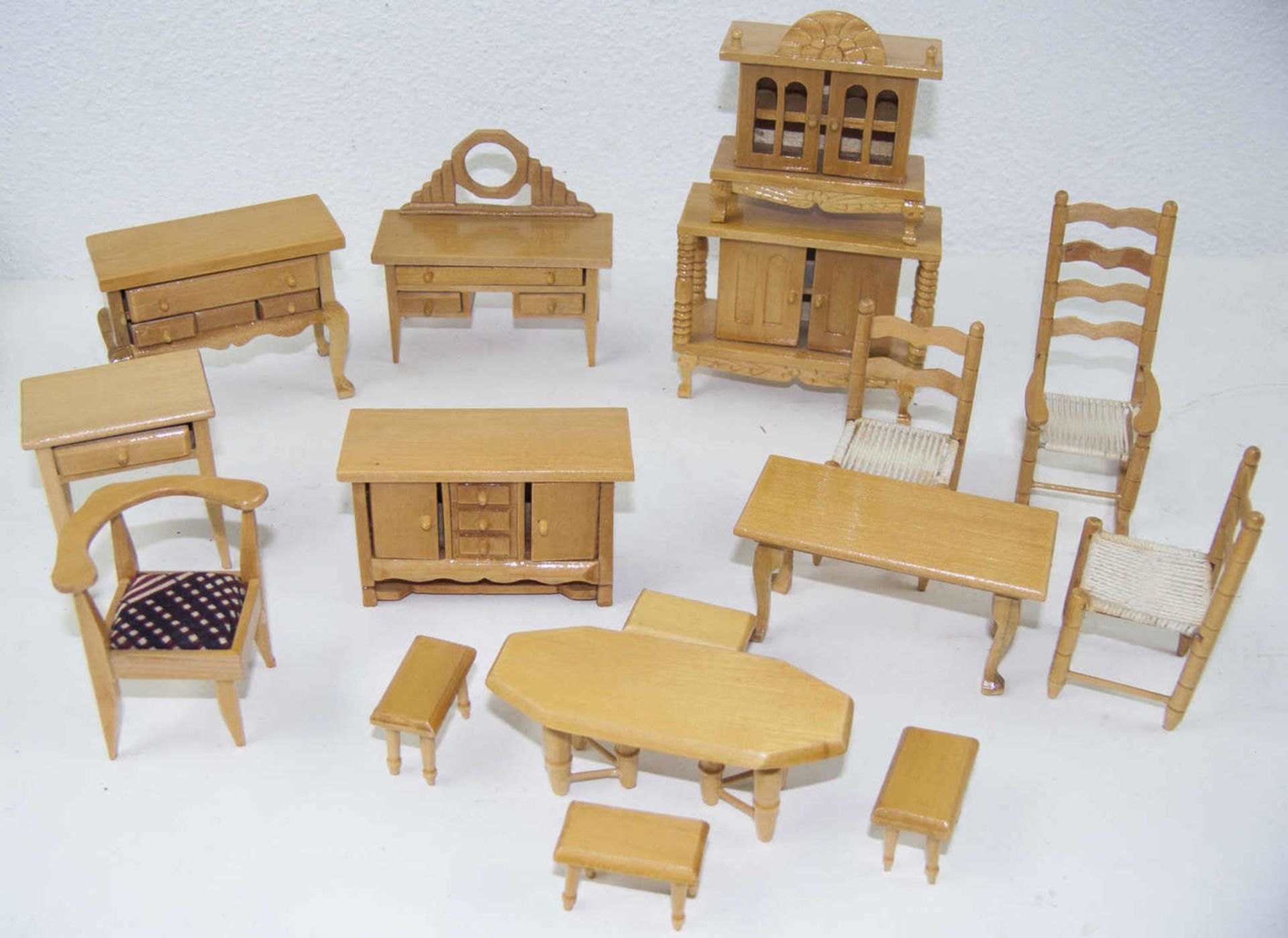 Konvolut Puppenstuben - Möbel. Holz. Bitte besichtigen. Convolute dollhouse furniture. Wood.