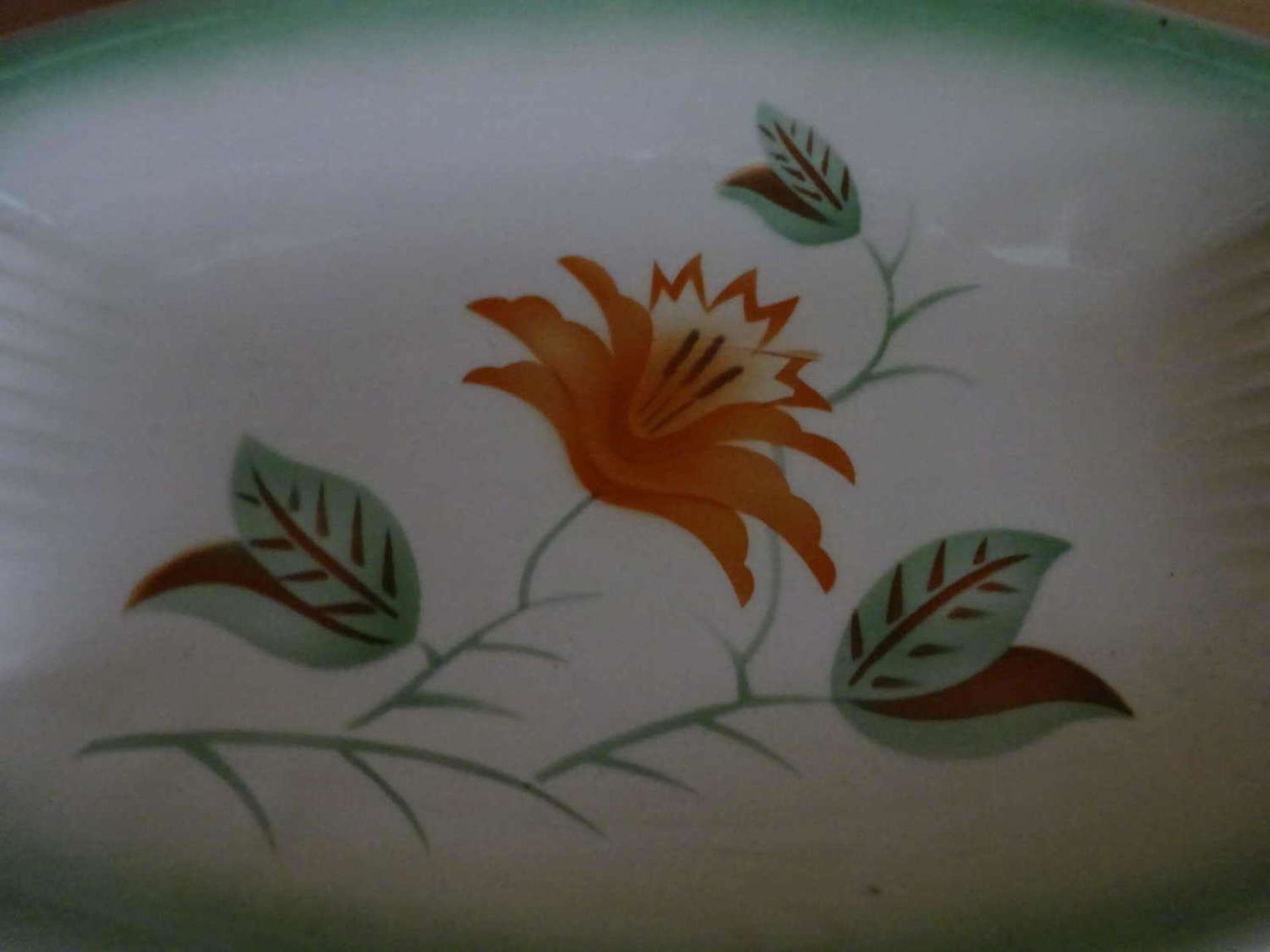 Art Deco Schale, grün mit Blume. Gemarkt mit Traube im Kreis, Germany, x6840. Kleine Abplatzer. - Image 2 of 3