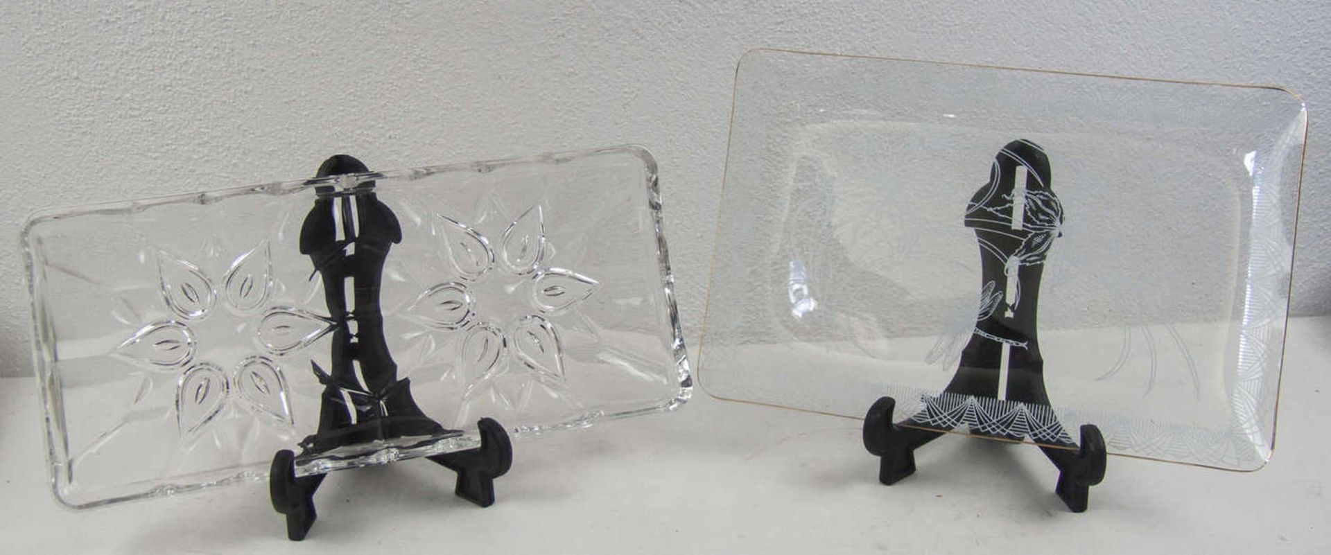 Zwei Kuchen - Platten, Glas, davon 1 x ca. 50er Jahre mit dünnwangigem Glas und feiner Verzierung