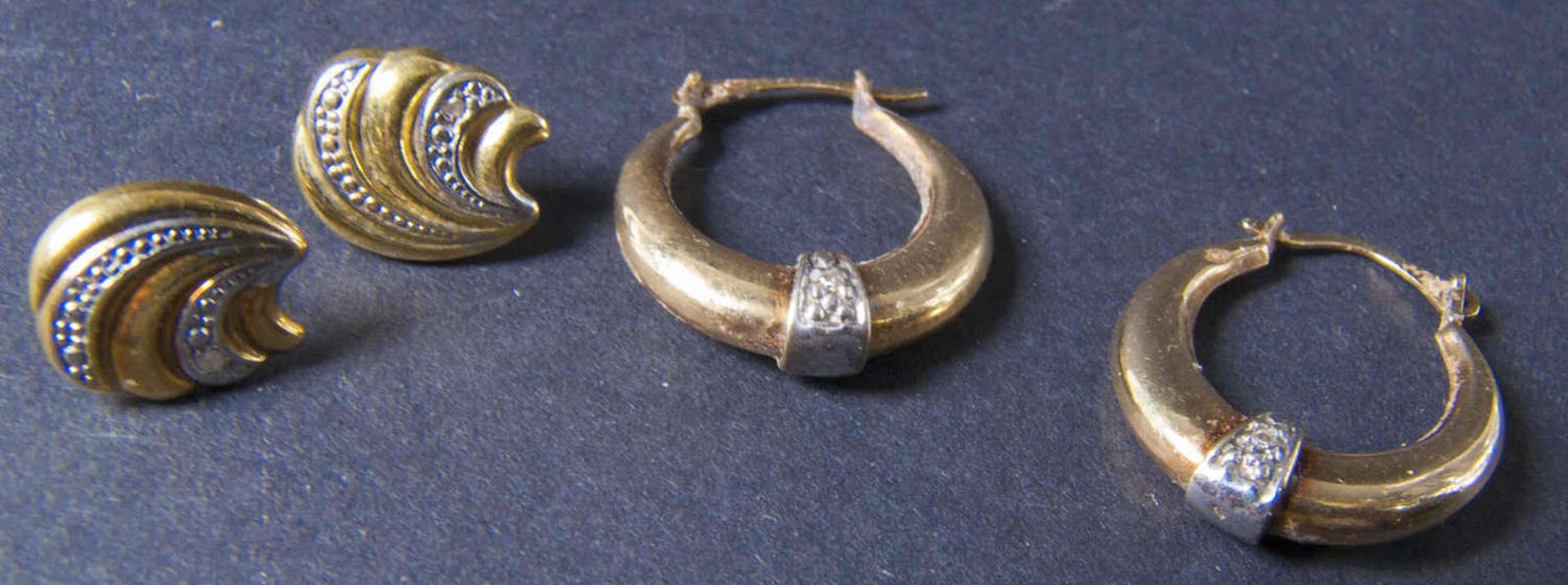 Konvolut Ohrschmuck, bestehend aus einem Paar Ohrringen und einem Paar Ohrsteckern. Beide in Bicolor