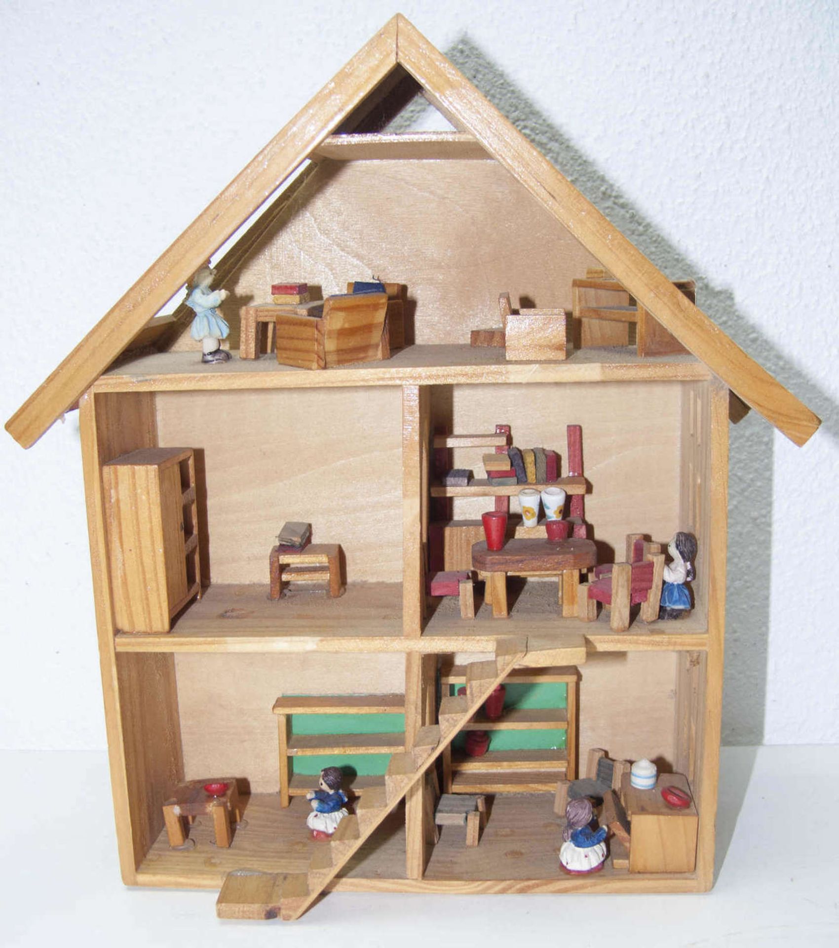 Kleines Puppenhaus, Holz. Höhe: ca. 26 cm, Breite: ca. 18 cm, Tiefe ca 8 cm. Small dollhouse,