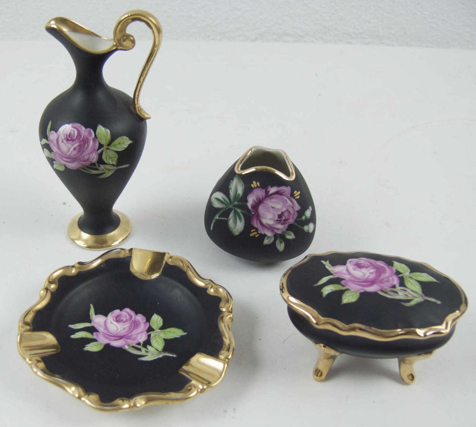 J.K.W Bavaria, Porzellan - Mini - Set. Leuchtende Blumenmalerei auf schwarzen Grund mit