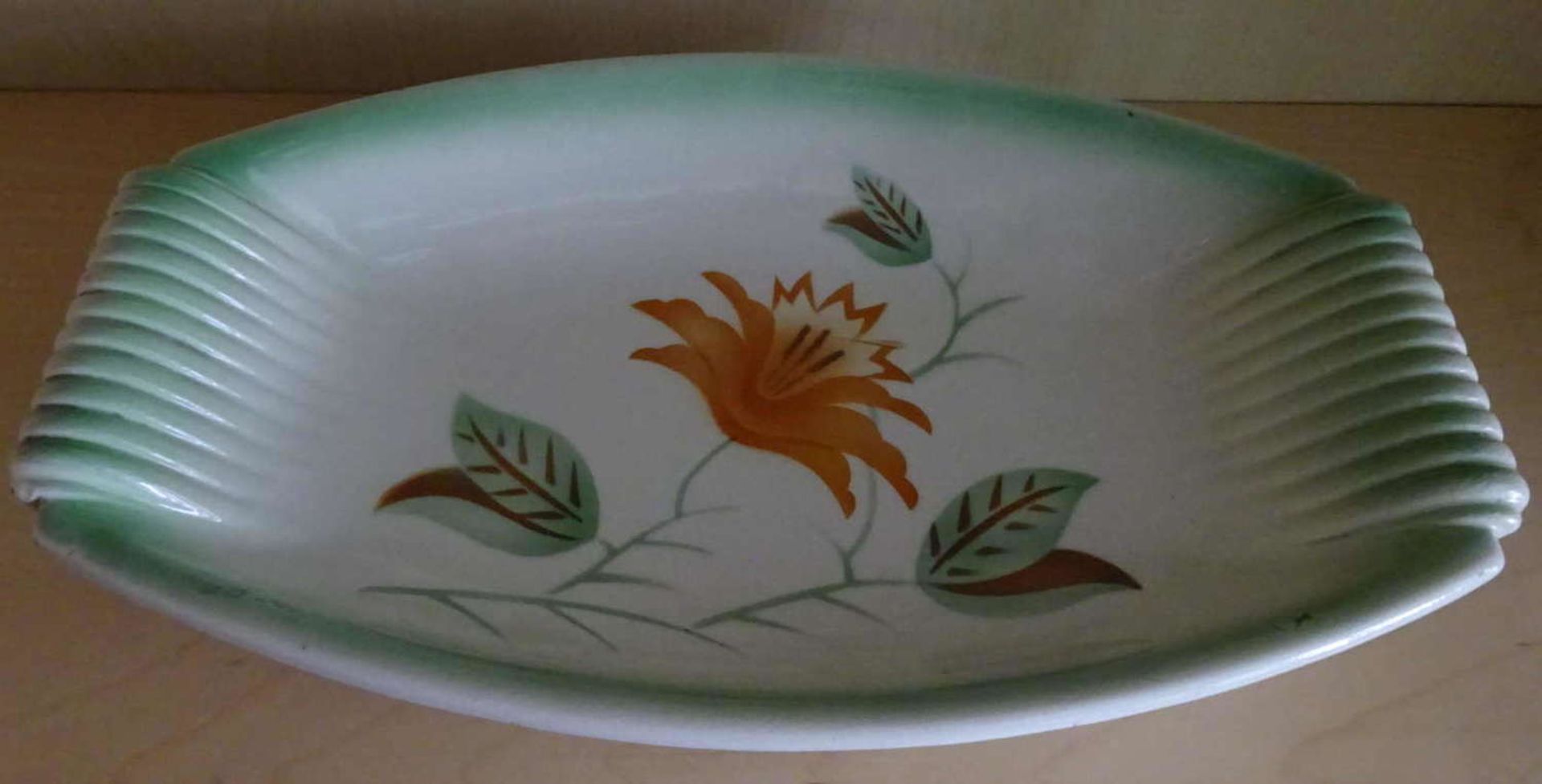 Art Deco Schale, grün mit Blume. Gemarkt mit Traube im Kreis, Germany, x6840. Kleine Abplatzer.