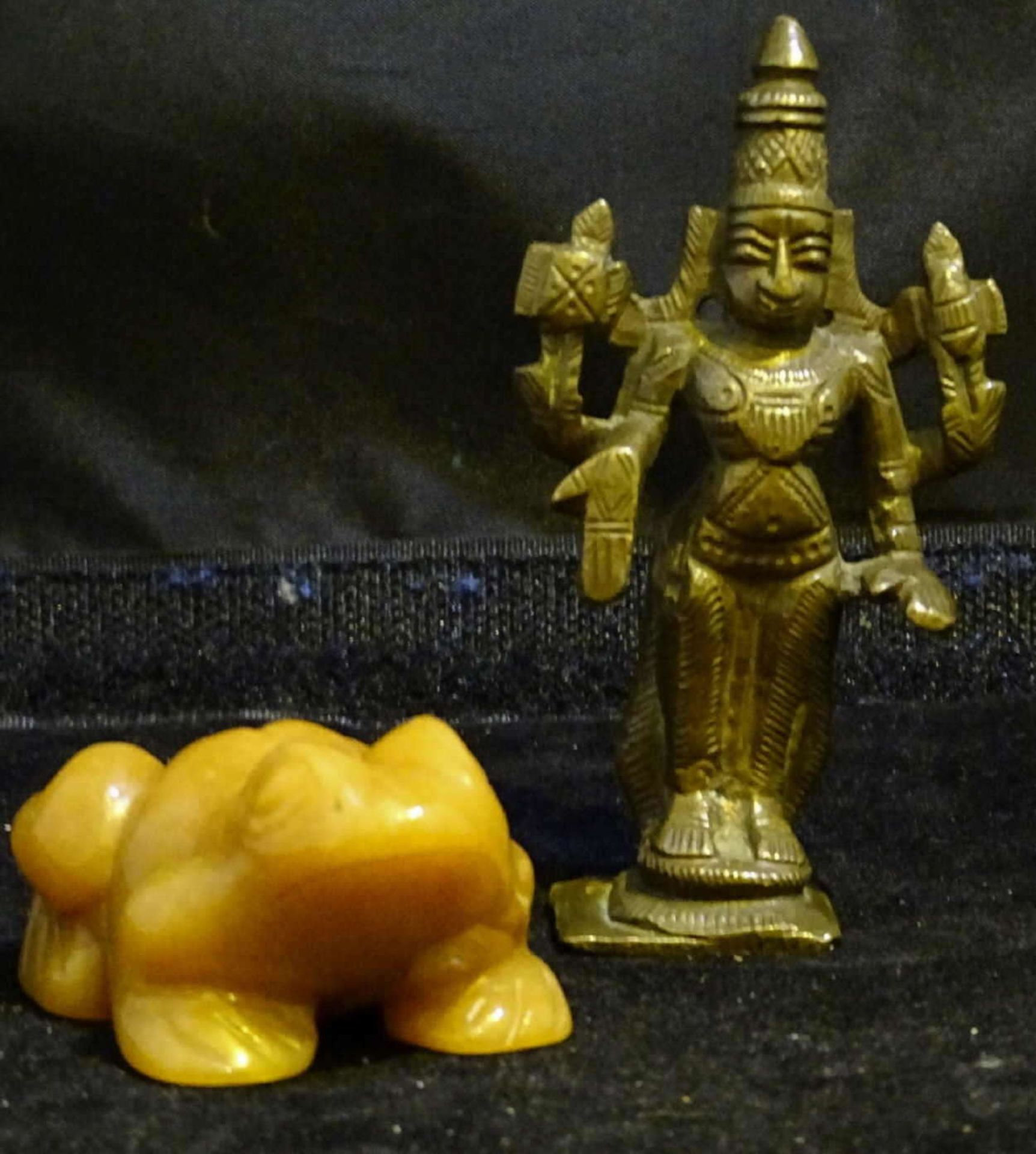 2Teile Asiatika, dabei 1 kleine Bronze, sowie 1 Frosch aus Halbedelstein geschnitzt.
