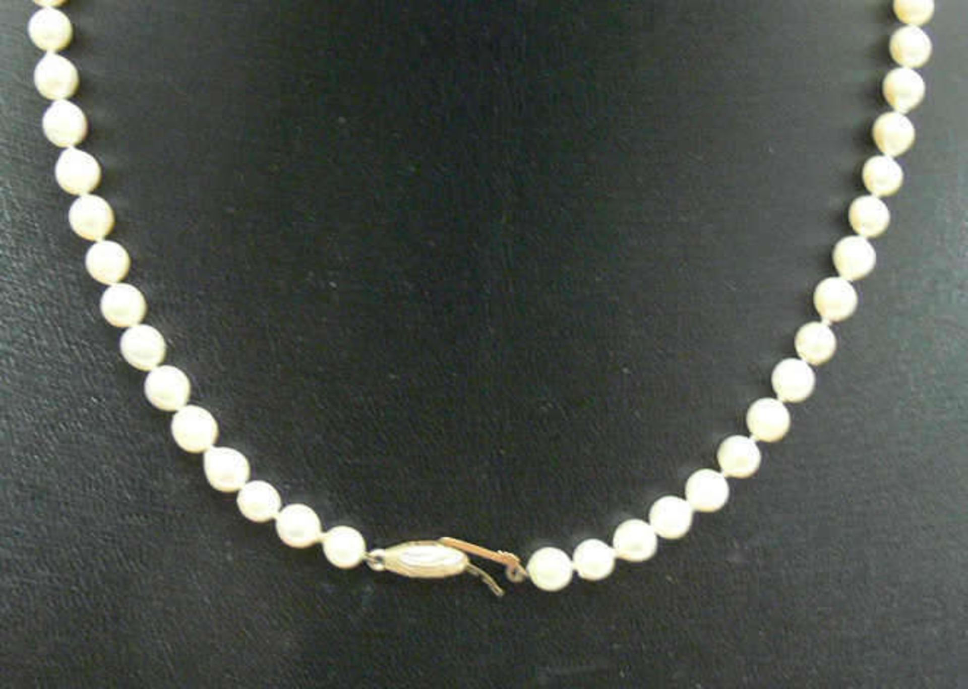 Echt - Perlenkette mit 333er Goldverschluß, Kettenlänge ca. 45 cm Genuine pearl chain with 333