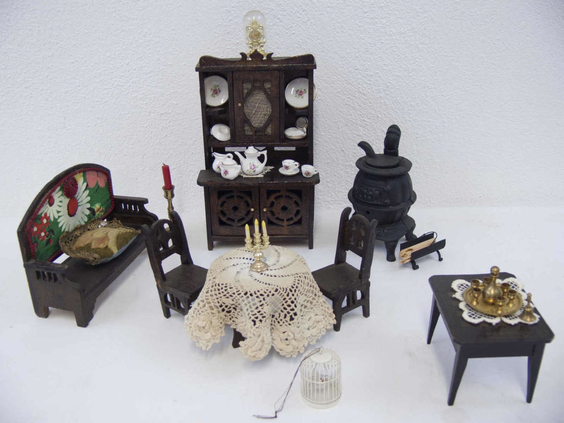 Puppen - Wohnzimmer im Biedermeier - Stil, bestehend aus Schrank, Bank, Tisch mit zwei Stühlen,
