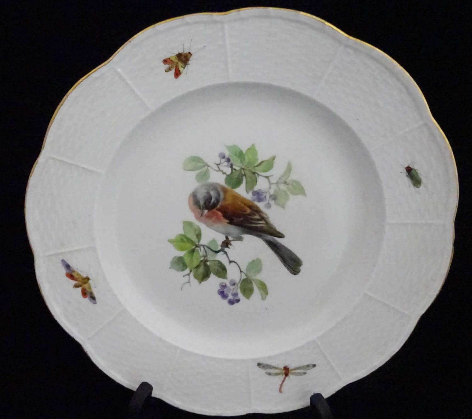 2 Meissen Teller mit Vogel Motiv und Insektenmalerei, Osier Relief, 1. Wahl, Durchmesser ca. 25,5 - Bild 2 aus 4