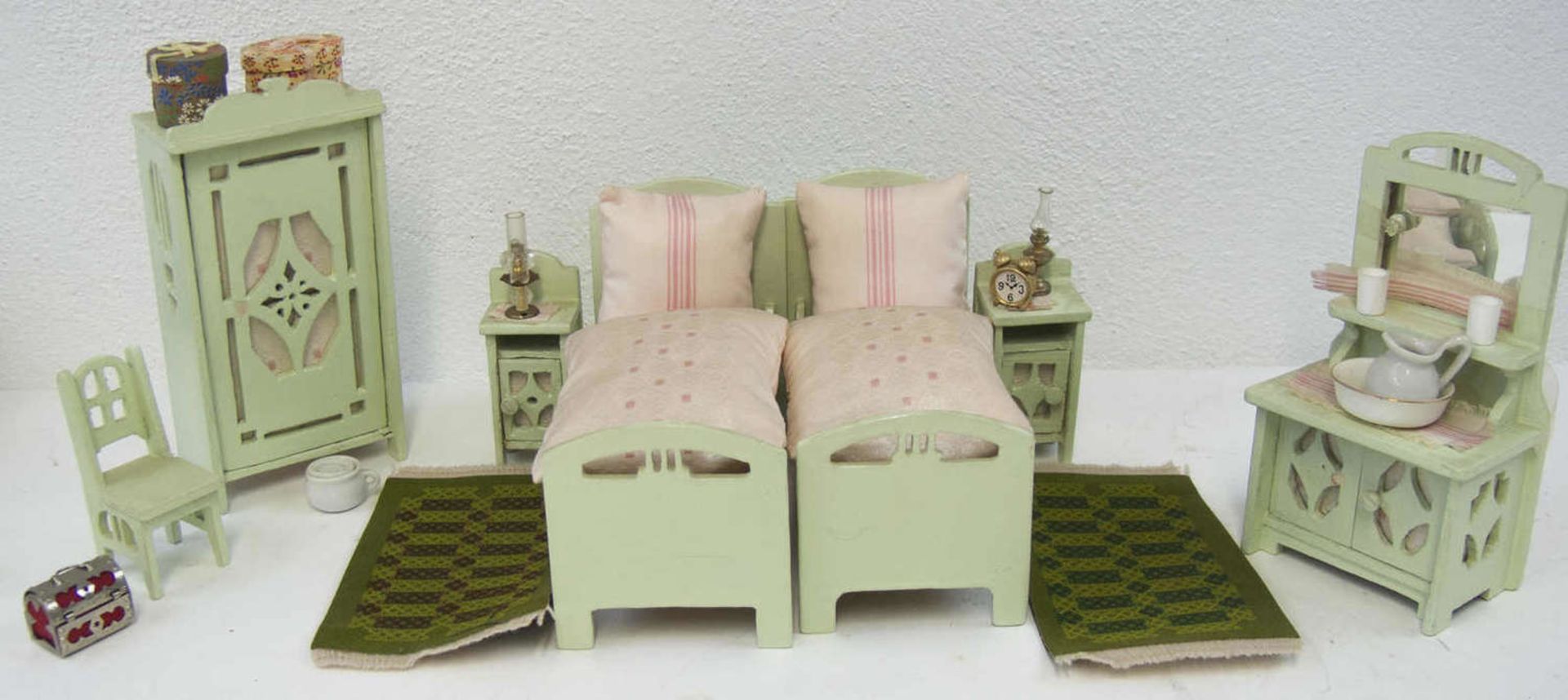 Puppen - Schlafzimmer, bestehend aus zwei Betten mit zwei Nachttischen, einem Schrank, einem Stuhl