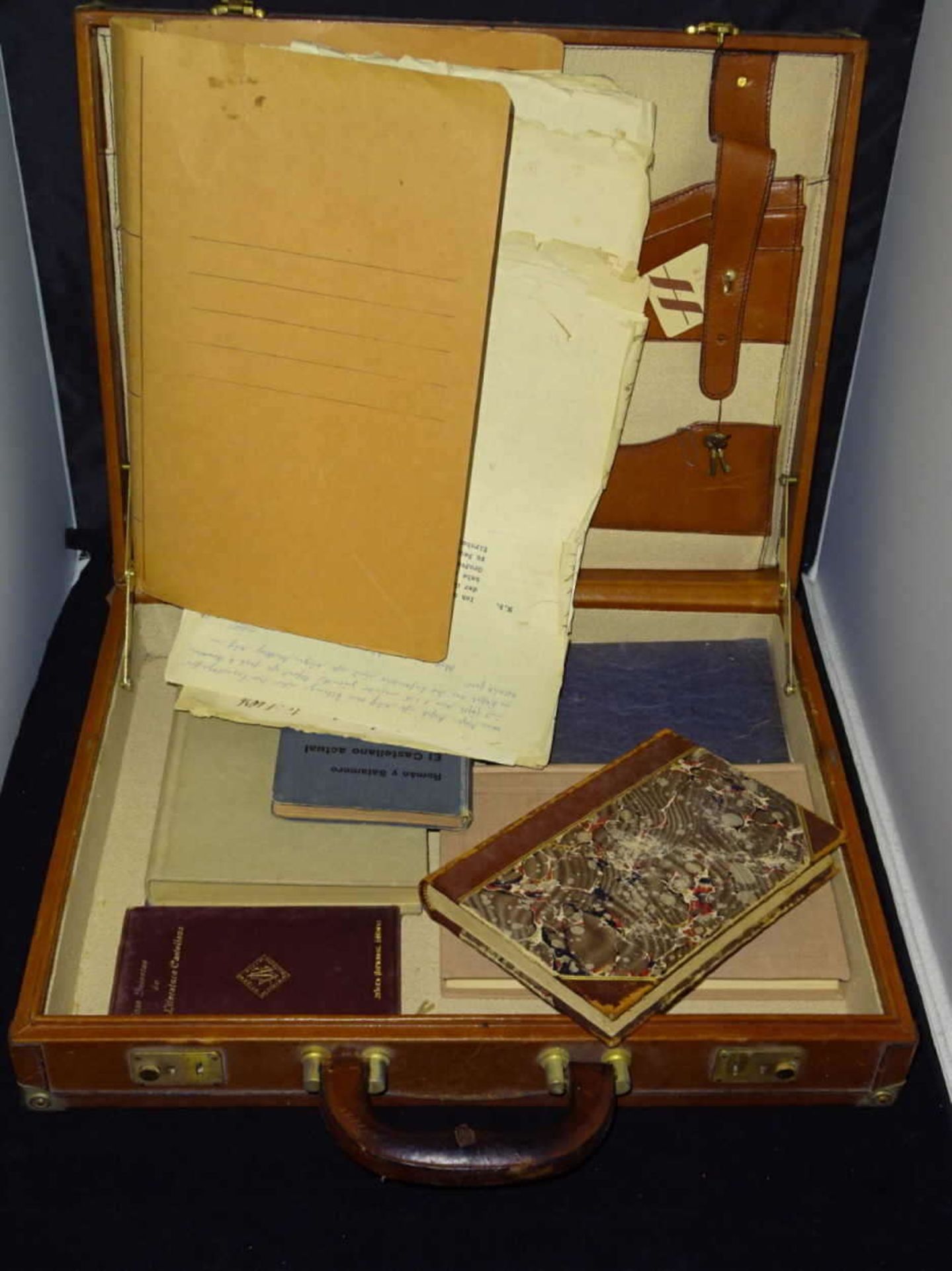 Leder Aktenkoffer mit sehr viel Dokumenten aus den Kriegsjahren, sowie etliche Bücher, dabei z.B.