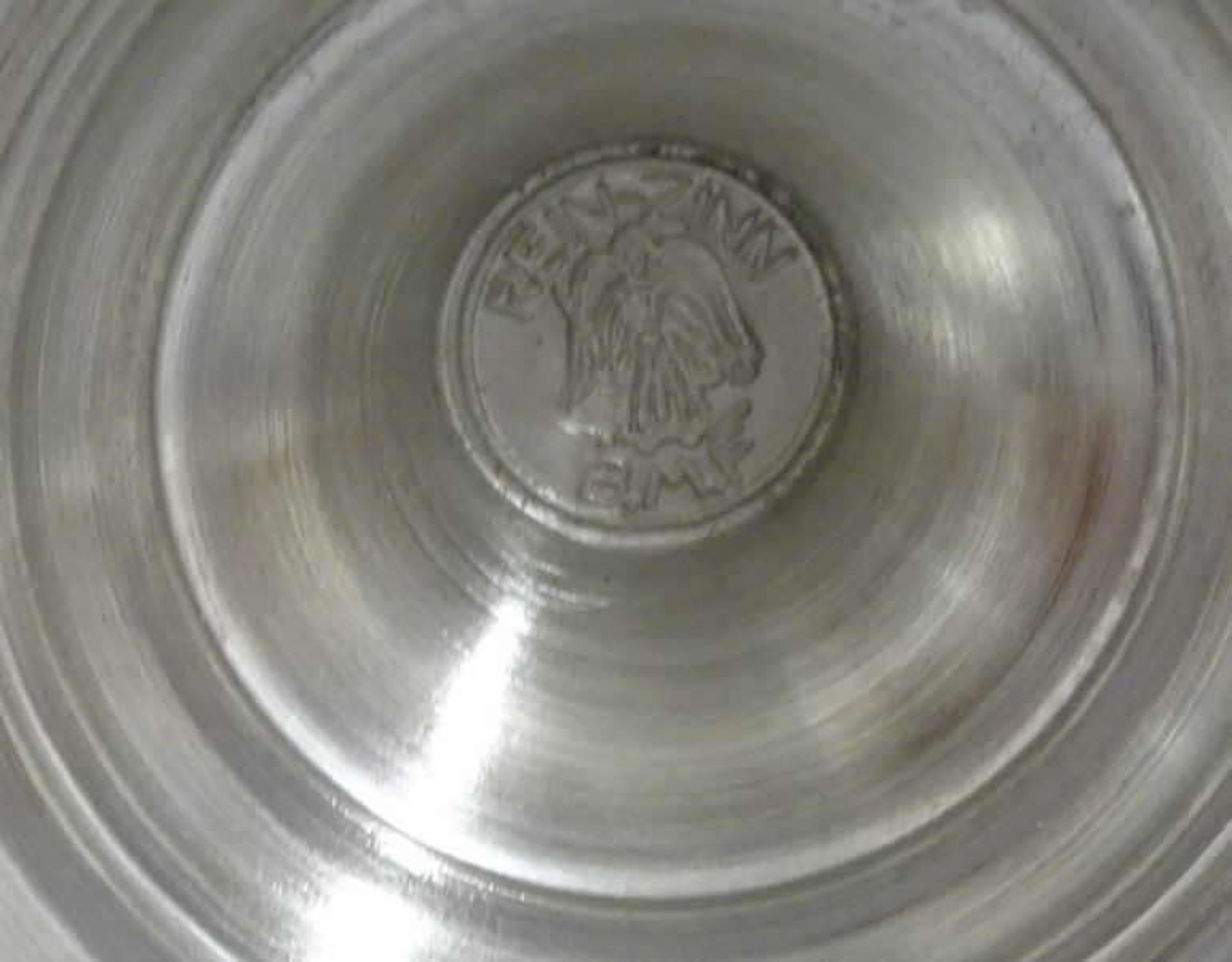 Konvolut Zinngefäße, dabei 3 Kelche, 1 kleine Kanne, 1 Bierkrug mit Deckel, sowie 1 großer Pokal. - Bild 2 aus 4