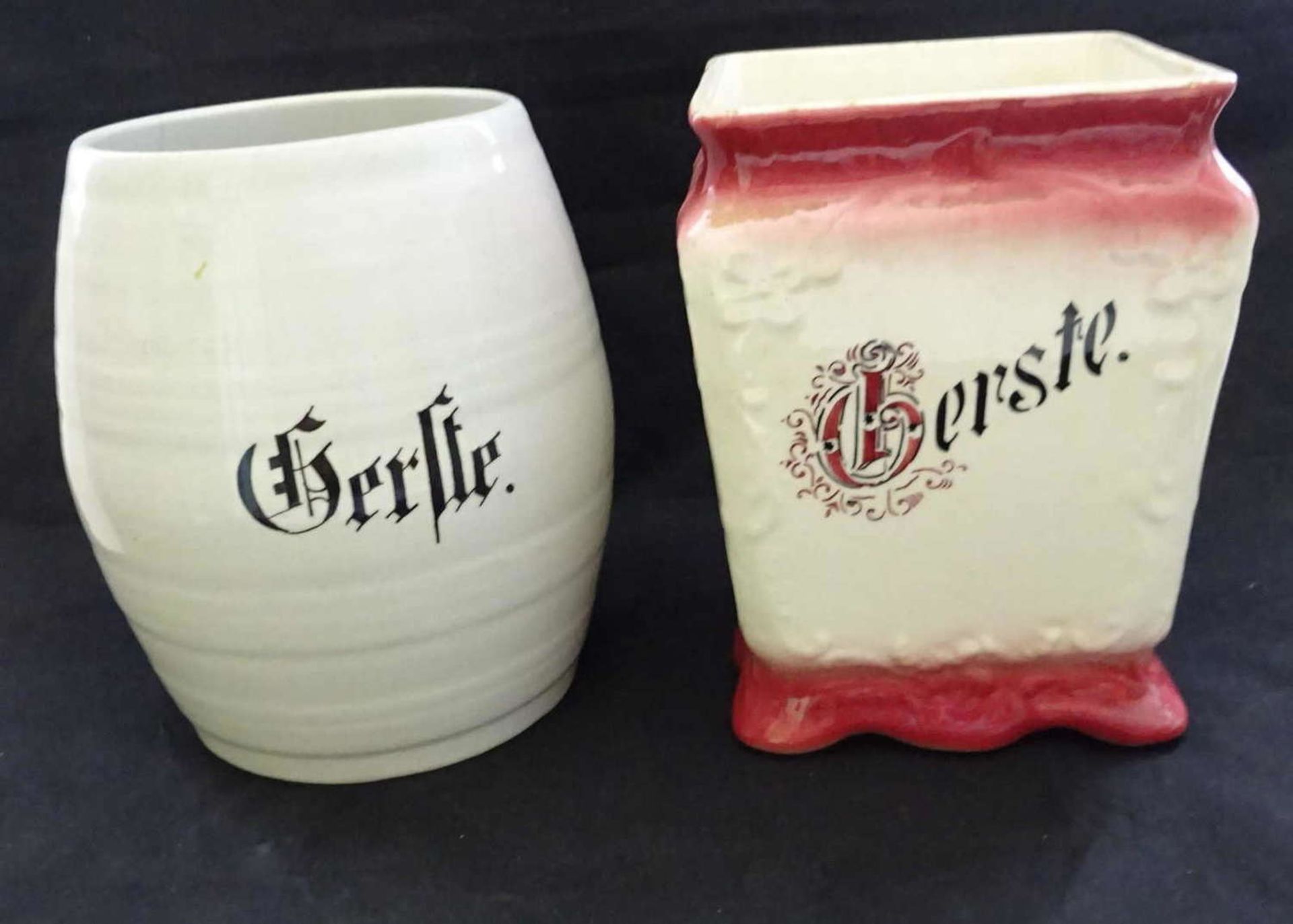 2 Vorratsdosen ohne Deckel "Gerste", 1x Weinrot, teilweise bestossen 2 storage jars without lid "