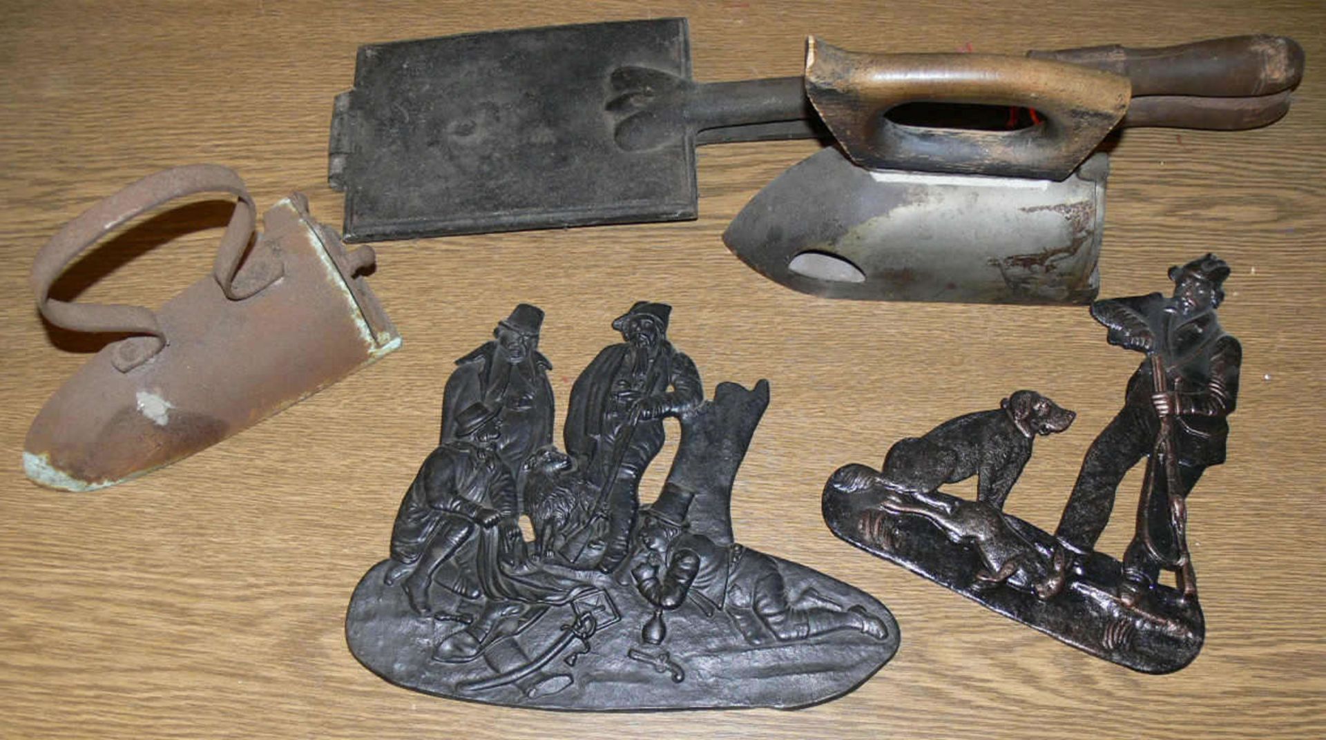 Metall - Konvolut, bestehend aus einer Eisen - Falle und Fersen - Spore für Reiter, zwei alte - Bild 2 aus 4