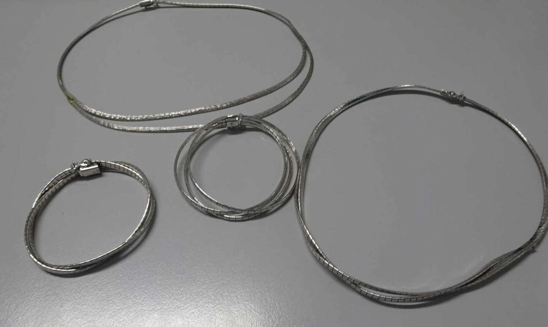 2 Colliers, sowie 2 Armbänder, alle Silber. Gewicht ca. 77,1 g. 2 necklaces and 2 bracelets, all
