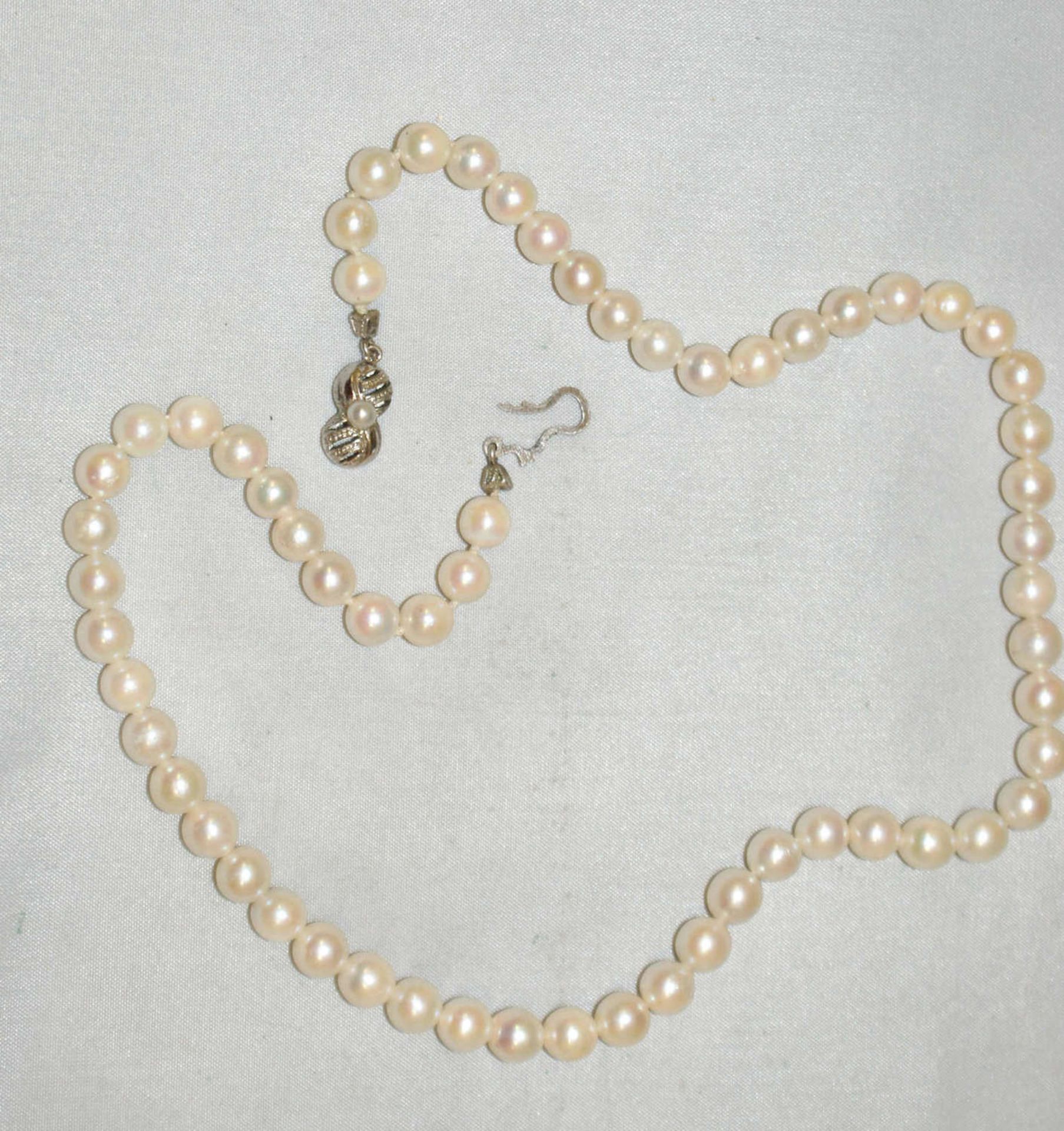 Perlenkette mit 800er Silberverschluß, Länge ca. 45 cm Pearl necklace with 800 silver clasp,