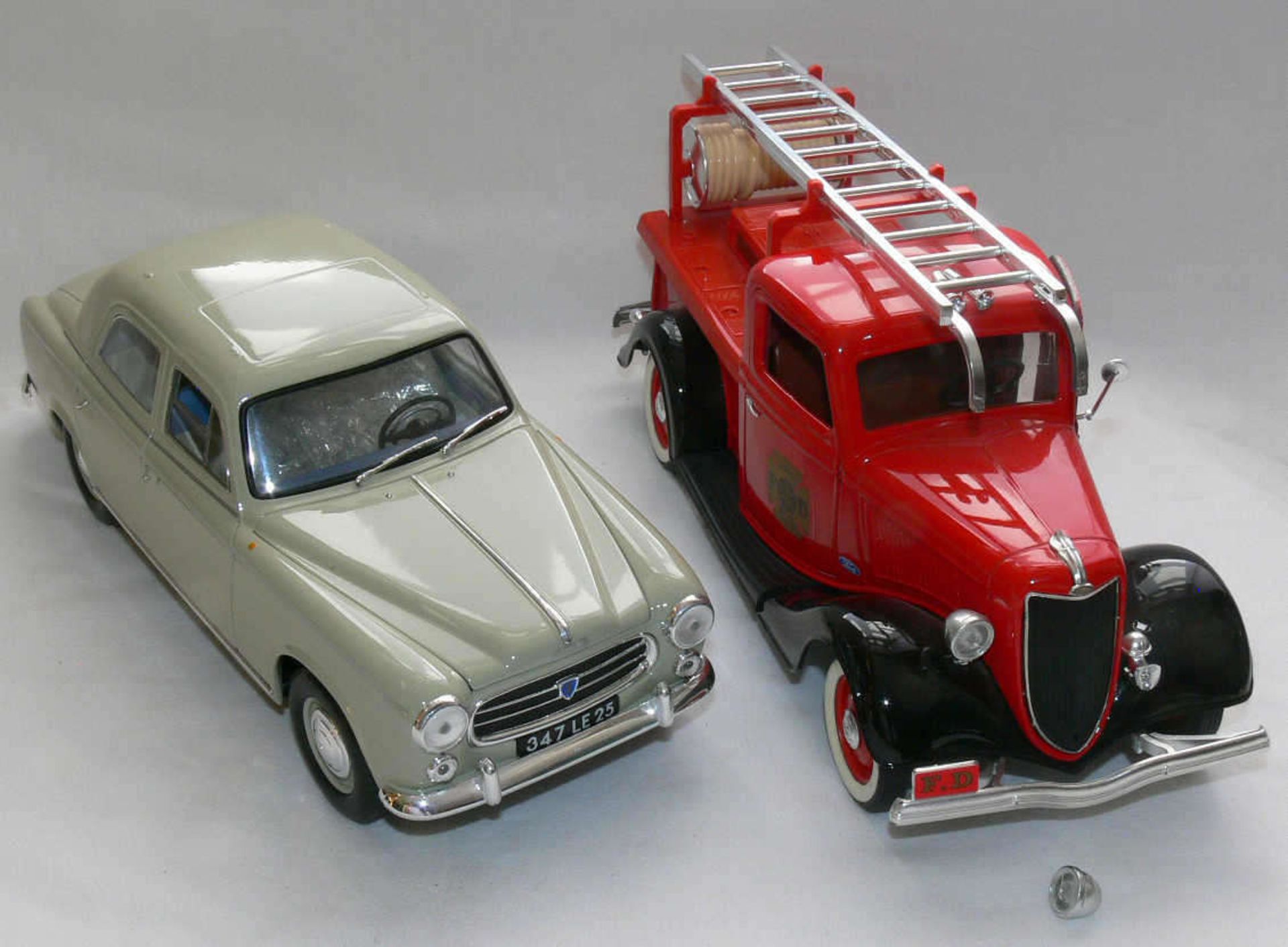 Solido, zwei Modell - Autos: Peugeot 403 Berlina Grand Deluxe 1964 und Ford V 8 Feuerwehr. Hier