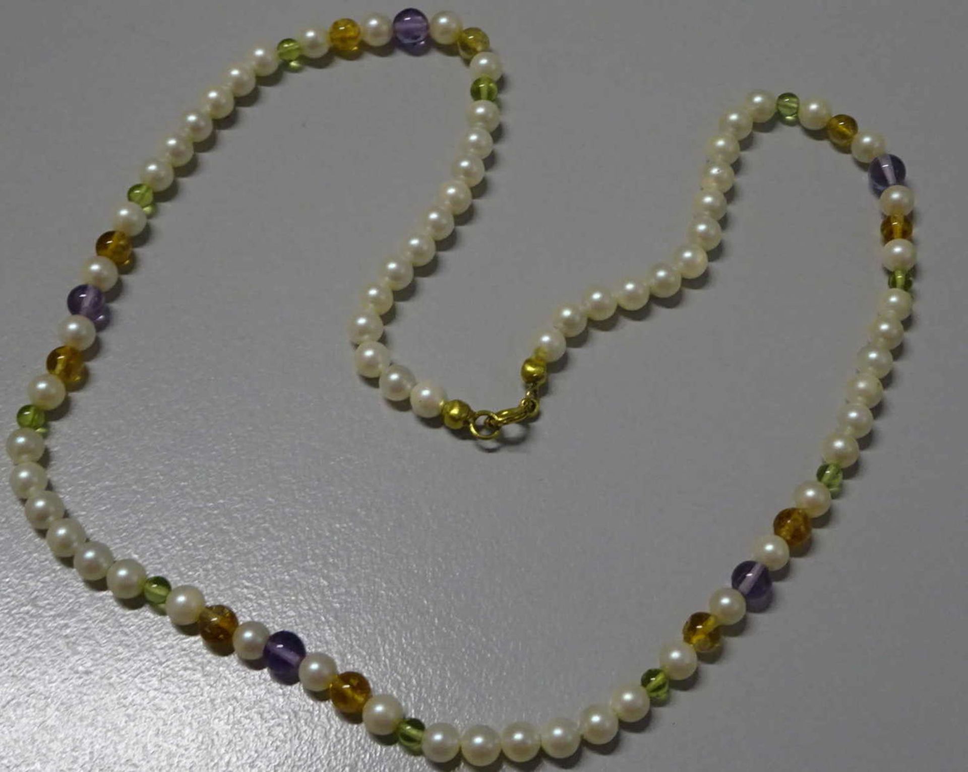 Perlenkette mit versch. Halbedelsteinen. Länge ca. 46cm