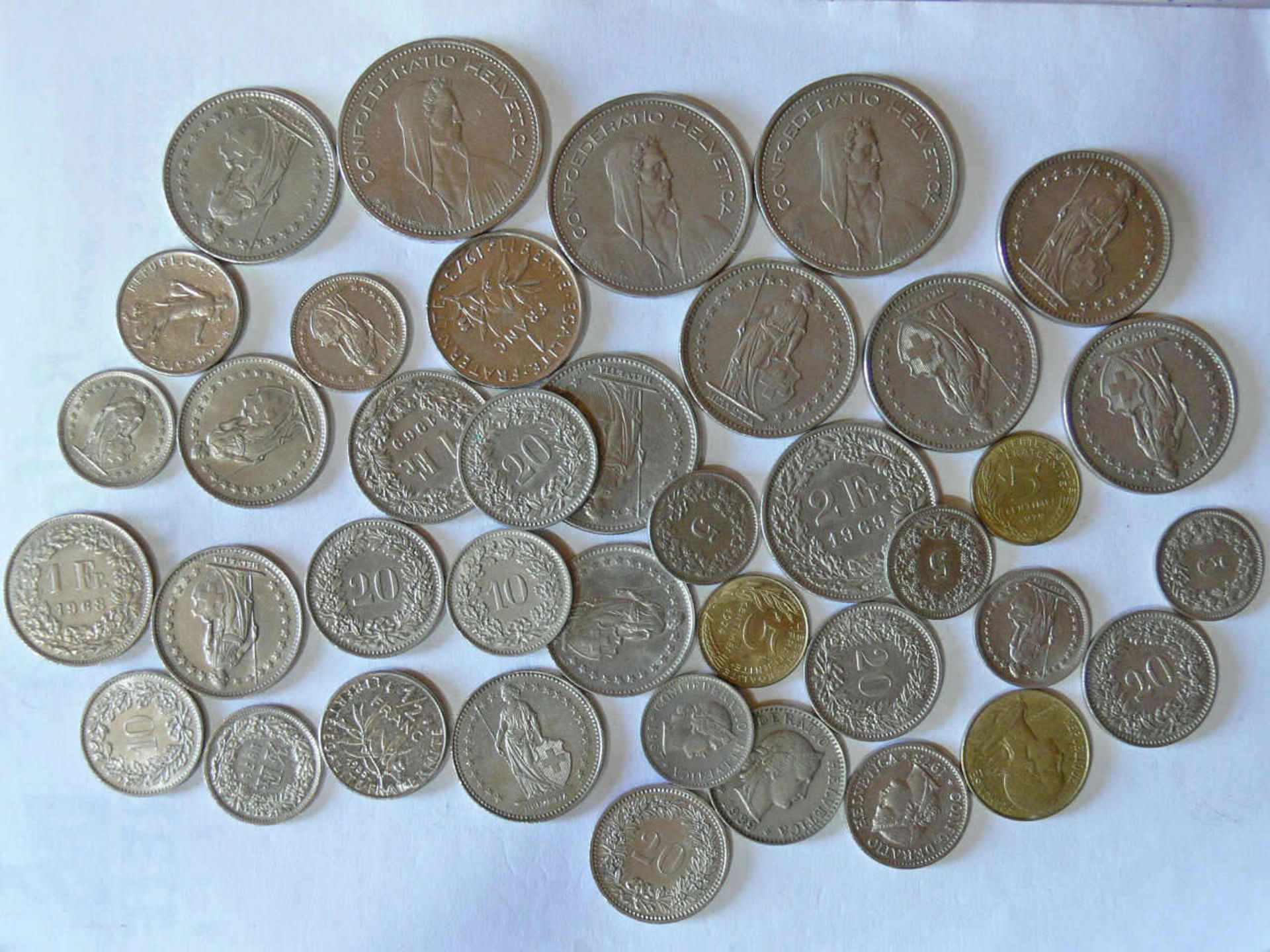 Lot Münzen aus der Schweiz, verschiedene Nominale und Jahrgänge. Bitte besichtigen. Lot coins from