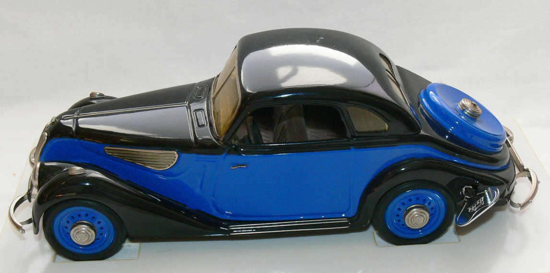 Schuco BMW 327. Maßstab 1:18. Guter Zustand. Schuco BMW 327, scale 1:18. Good condition.