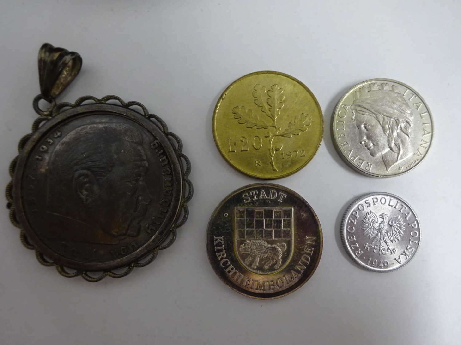 Konvolut Münzen. dabei 5.- Mark 1936 Hindenburg, als Anhänger gefasst.Rest Münzen aus Italien und - Bild 2 aus 2