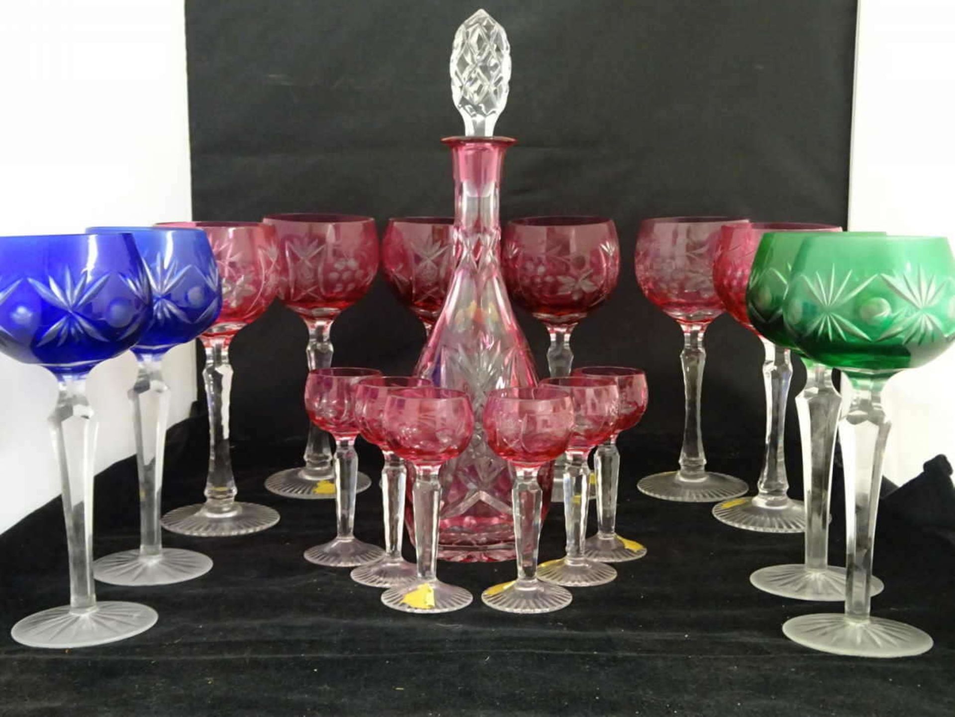 Konvolut buntes Kristallglas, bestehend aus 1 Karaffe und 6 Likörgläser in rot, 6 Weingläser rot,