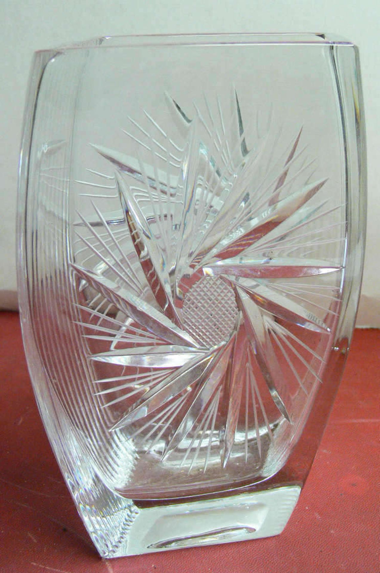 Bleikristall - Vase in Rauten - Form. Höhe: ca. 21 cm, Länge ca. 10 cm, Breite: ca. 7 cm. Lead