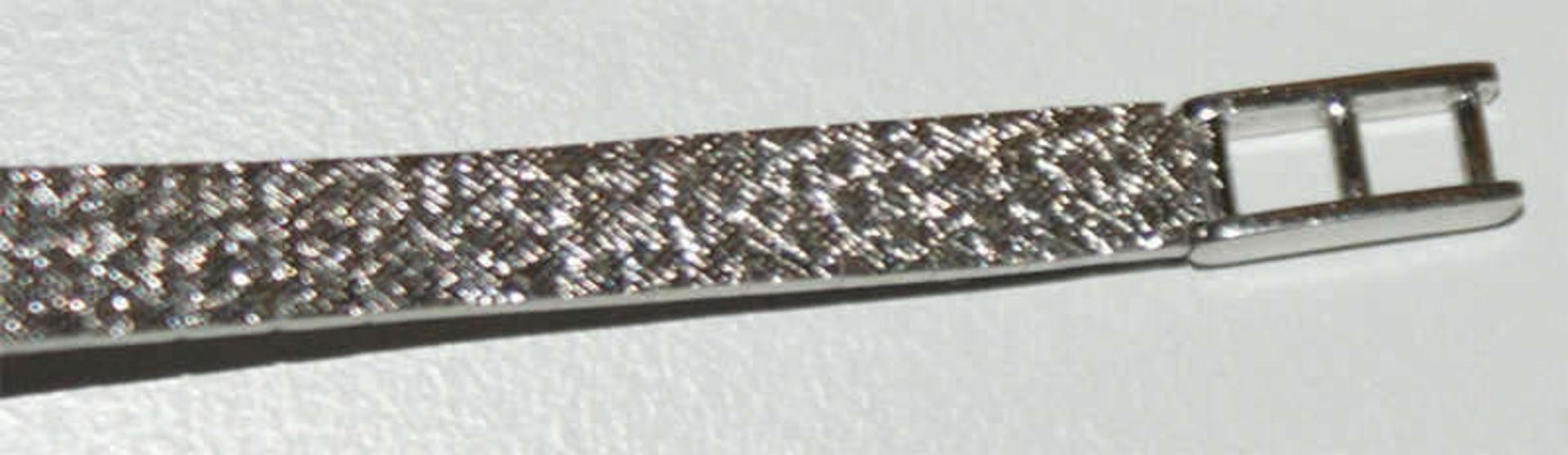 Damenarmbanduhr, 585er Weißgold, besetzt mit zahlreichen Brillianten im Kranz. Hersteller Amara. - Image 4 of 4