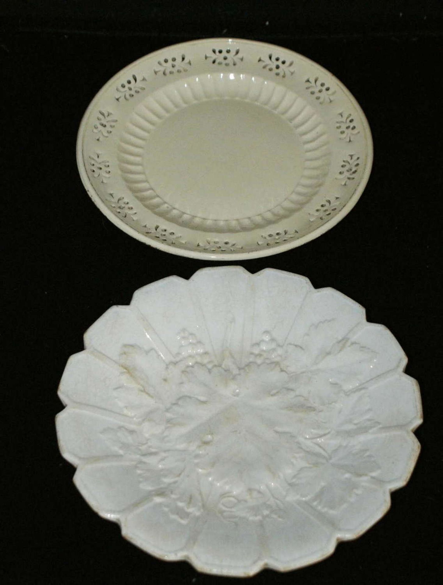 1 Weinlaub Teller "Villeroy & Boch", sowie 1 Durchbruchteller, "Frankreich", wohl um 1780. Teilweise