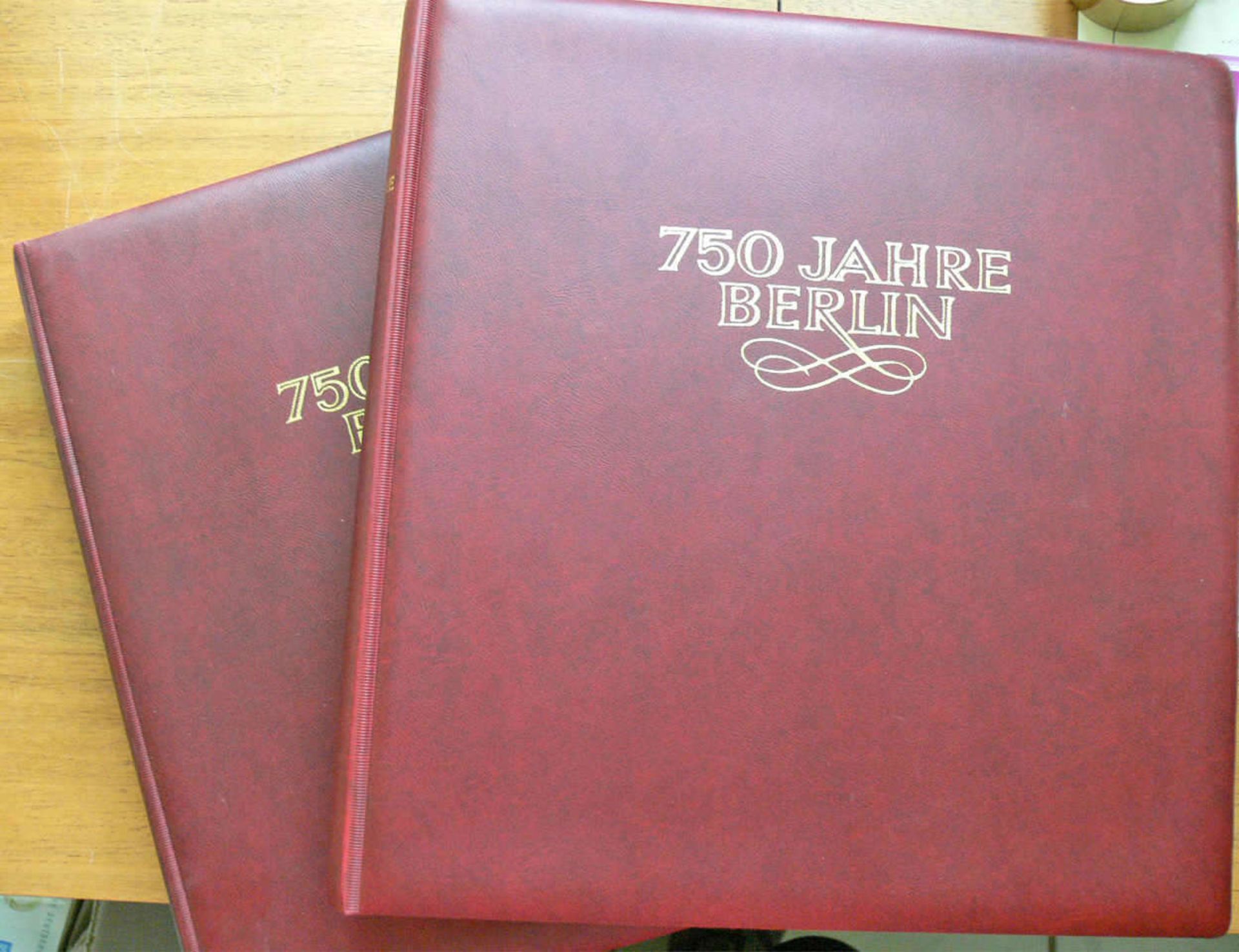 Berlin. Zwei Vordruck - Alben "750 Jahre Berlin". Hoher Abo - Preis. Berlin. Two forms - albums "750