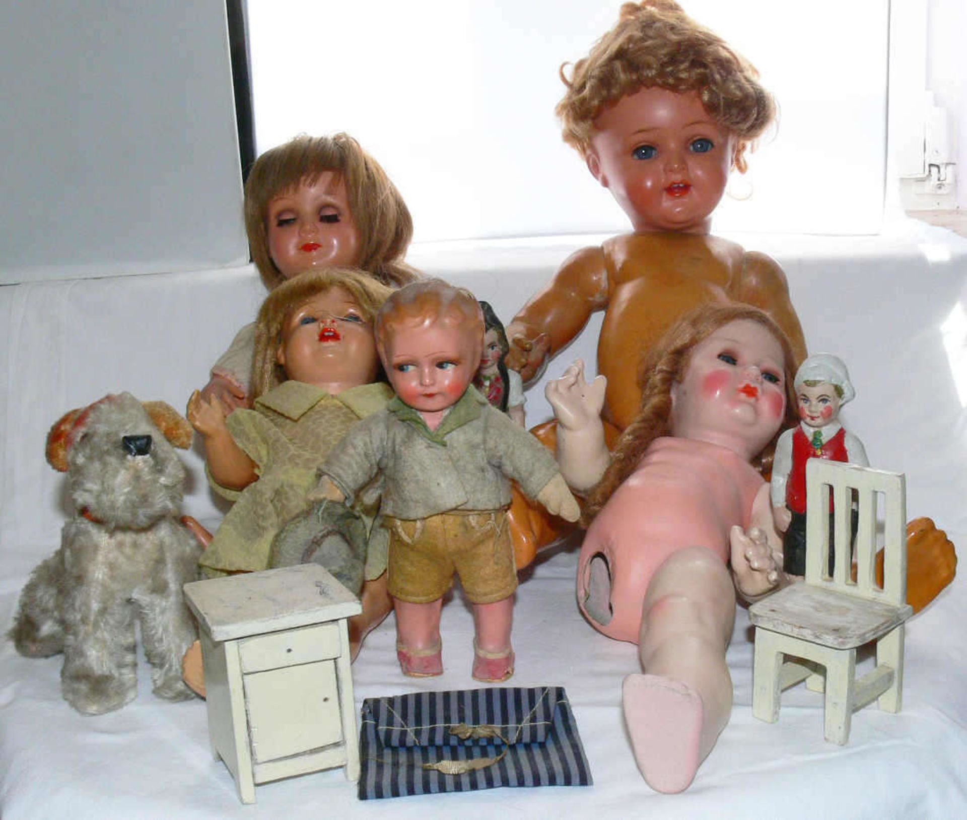 Konvolut Puppen, verschiedene Materialien, Größen und Alter. Dabei eine Tanzpuppe. Teilweise mit