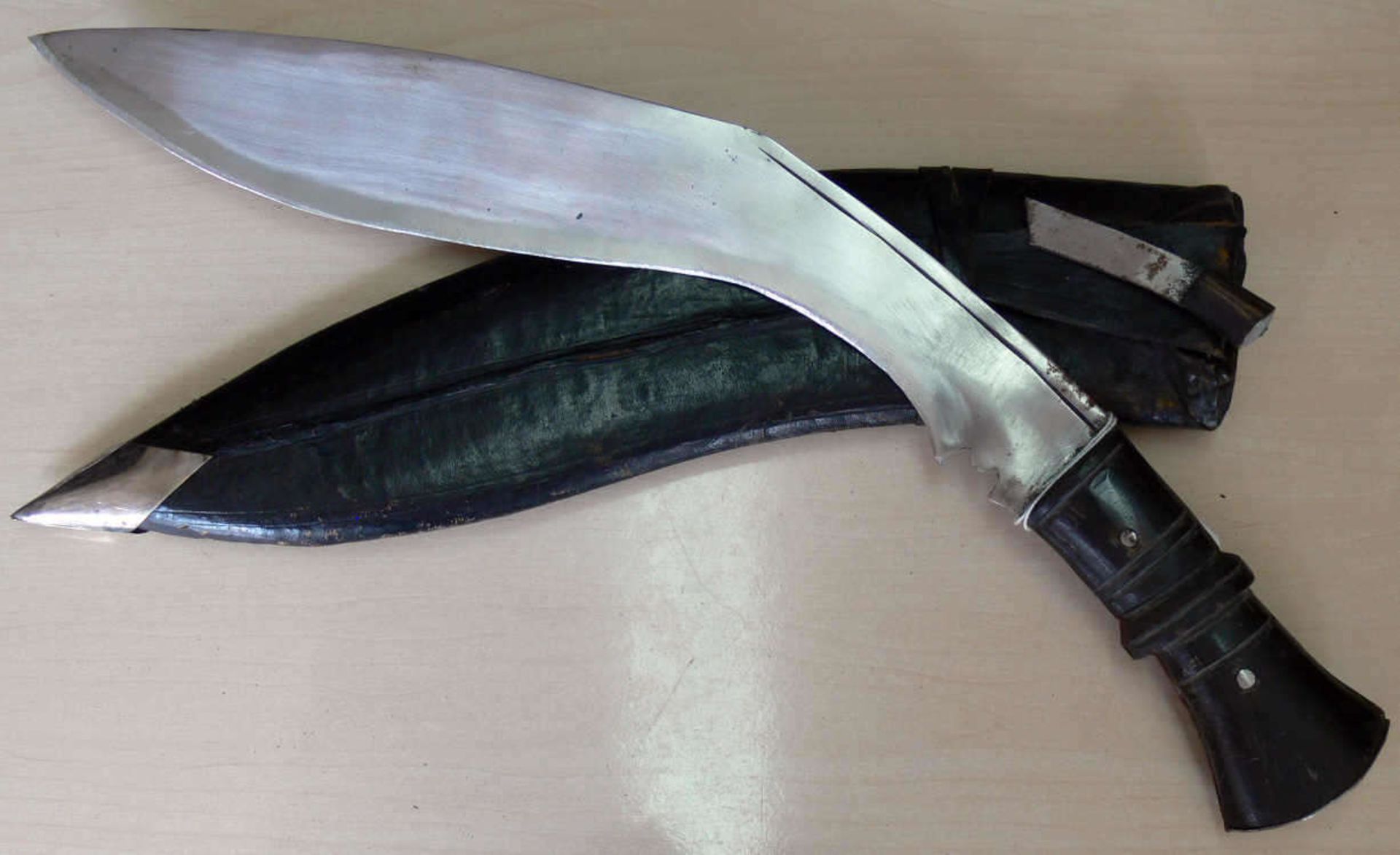 Antikes Kukri - Messer aus Nepal. Ein Beimesser fehlt, eines ist gebrochen. Sonst guter Zustand.