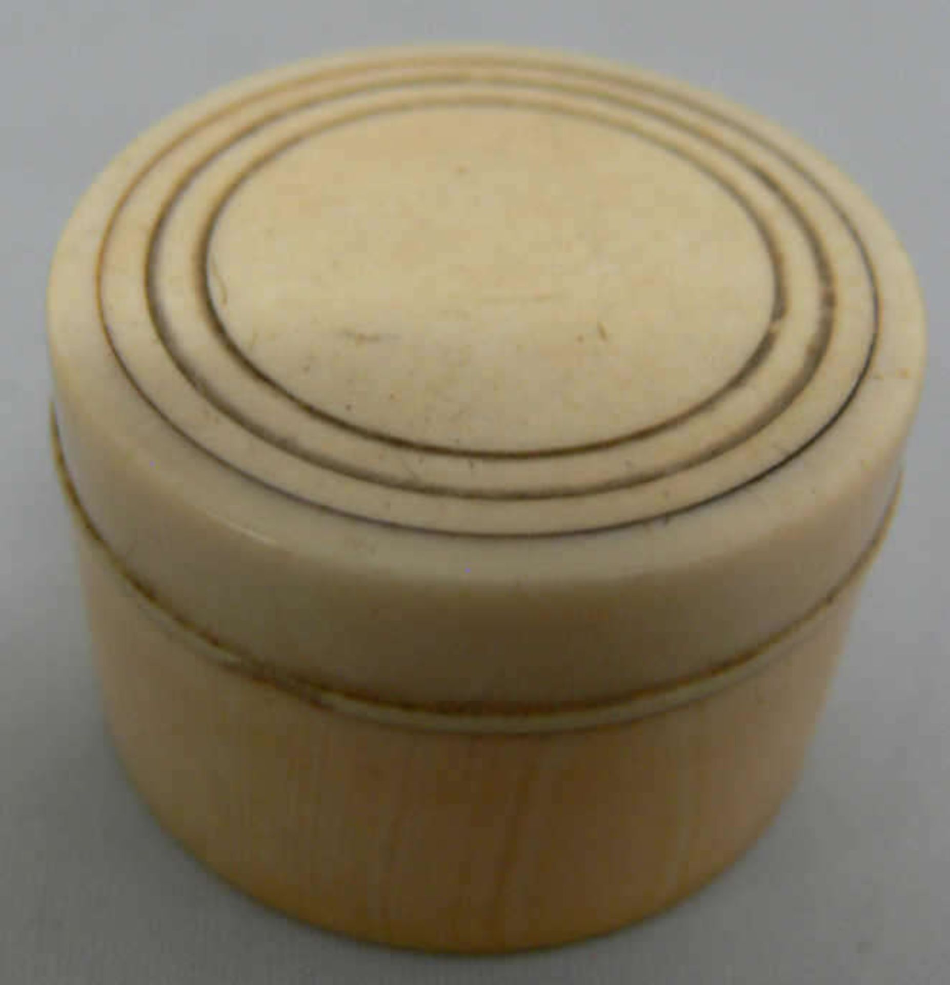 alte Elfenbeindose mit Puderquaste. Durchmesser ca. 3,5 cm. Höhe a. 2,3 cm old ivory box with powder